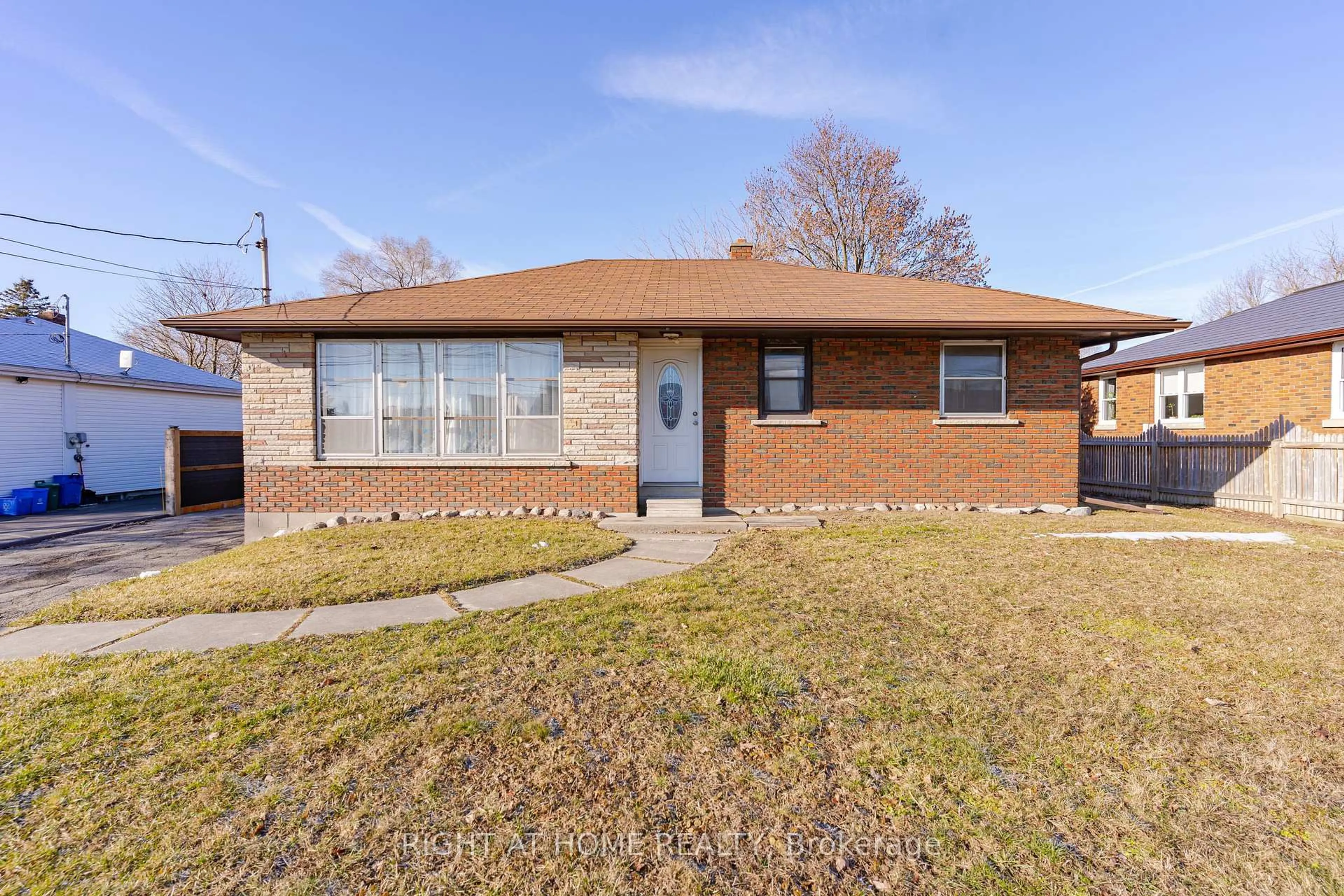 Home with brick exterior material, street for 18200 Leslie St, East Gwillimbury Ontario L9N 0M5