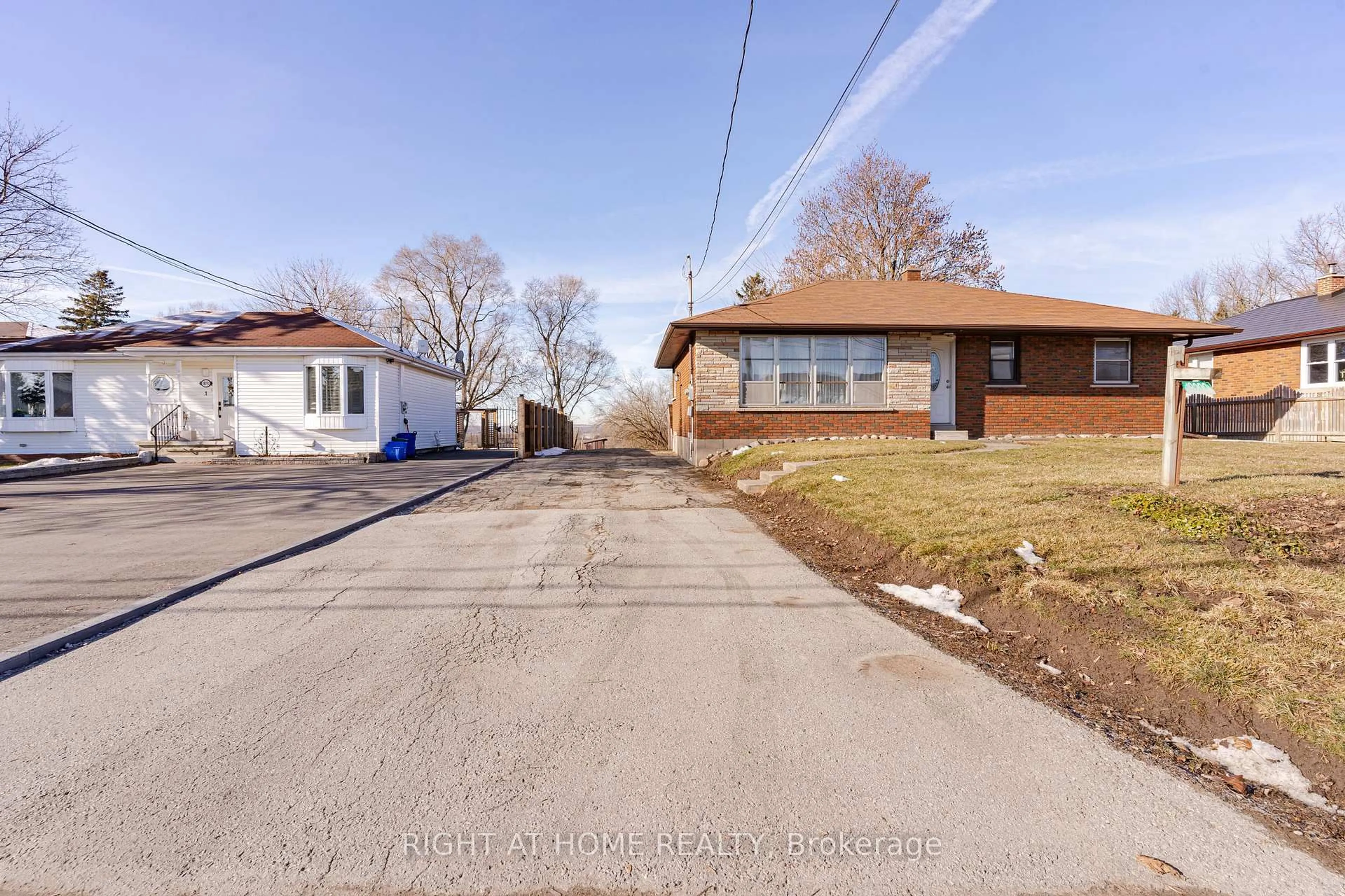 A pic from outside/outdoor area/front of a property/back of a property/a pic from drone, street for 18200 Leslie St, East Gwillimbury Ontario L9N 0M5