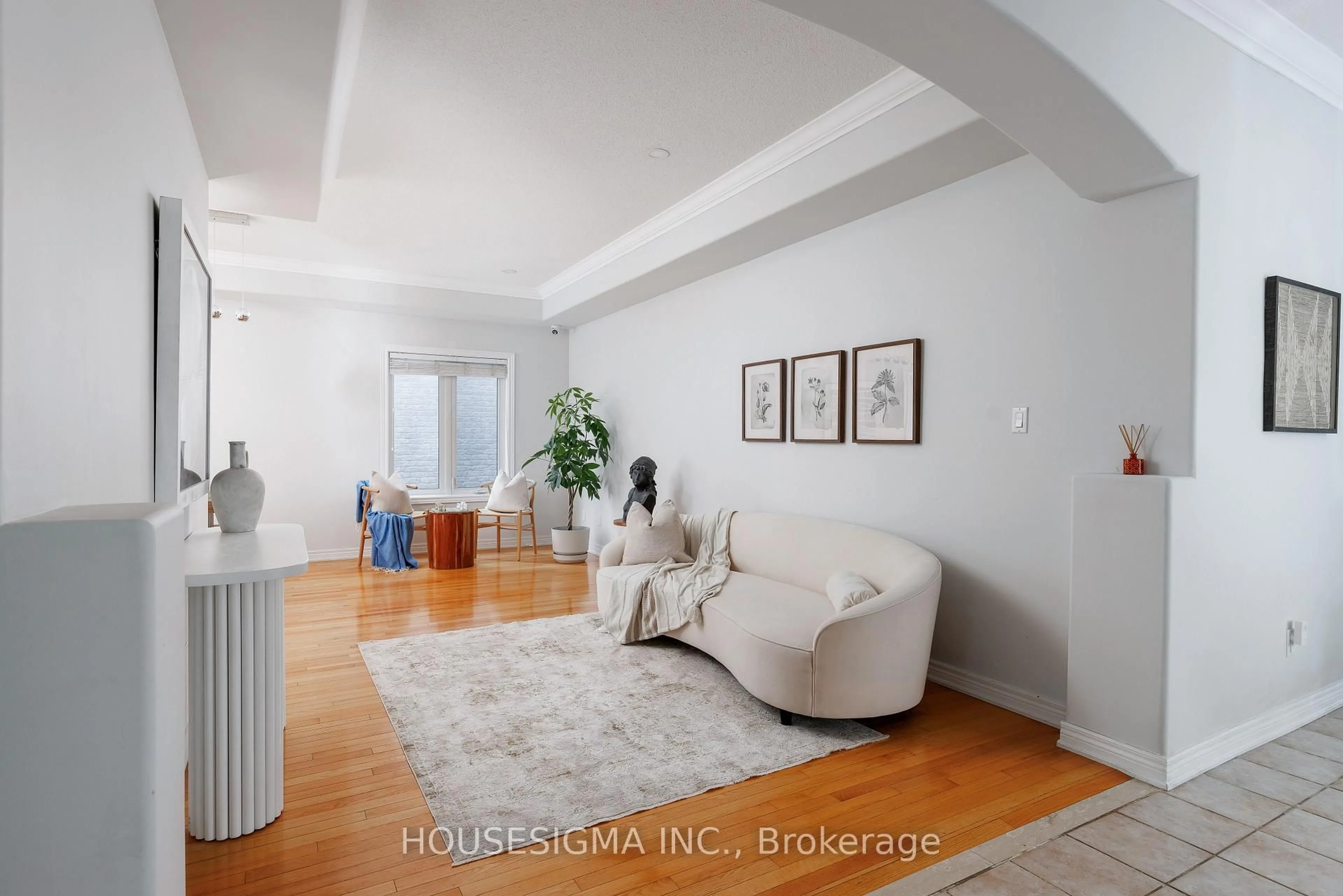 Living room with furniture, unknown for 703 Madeline Hts, Newmarket Ontario L3X 2J6