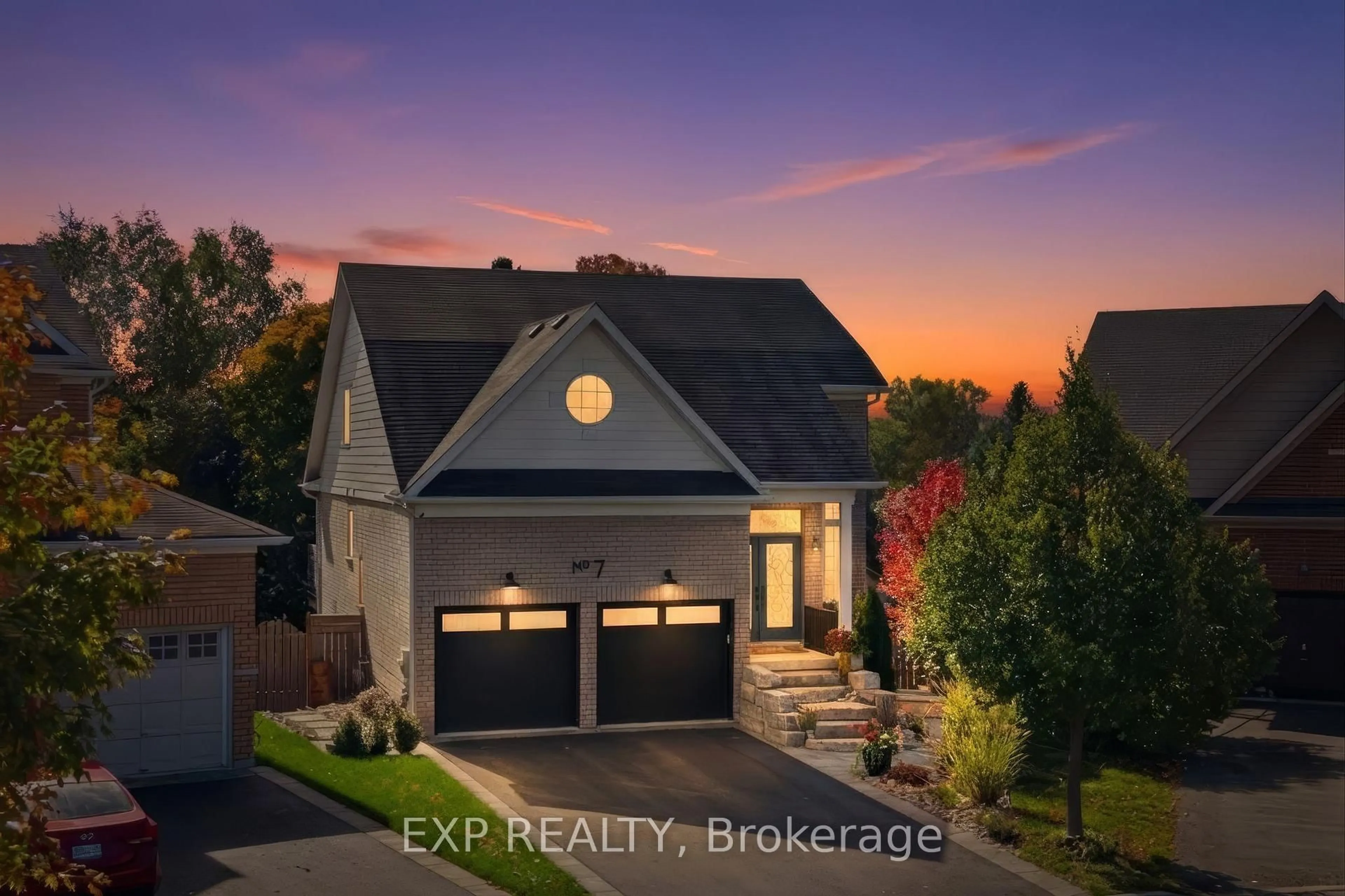 A pic from outside/outdoor area/front of a property/back of a property/a pic from drone, street for 7 Brenner Crt, Georgina Ontario L4P 0A5