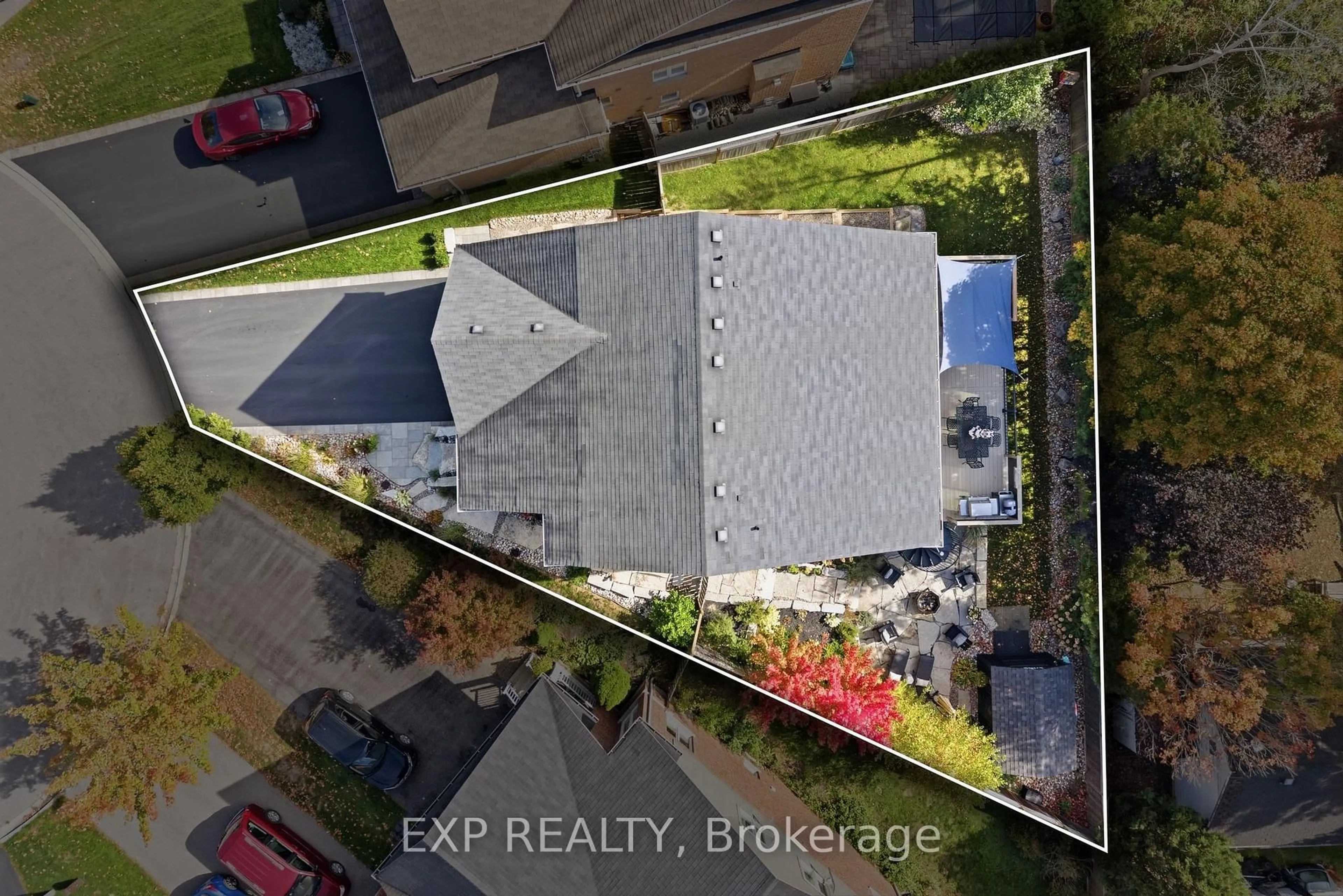 A pic from outside/outdoor area/front of a property/back of a property/a pic from drone, building for 7 Brenner Crt, Georgina Ontario L4P 0A5