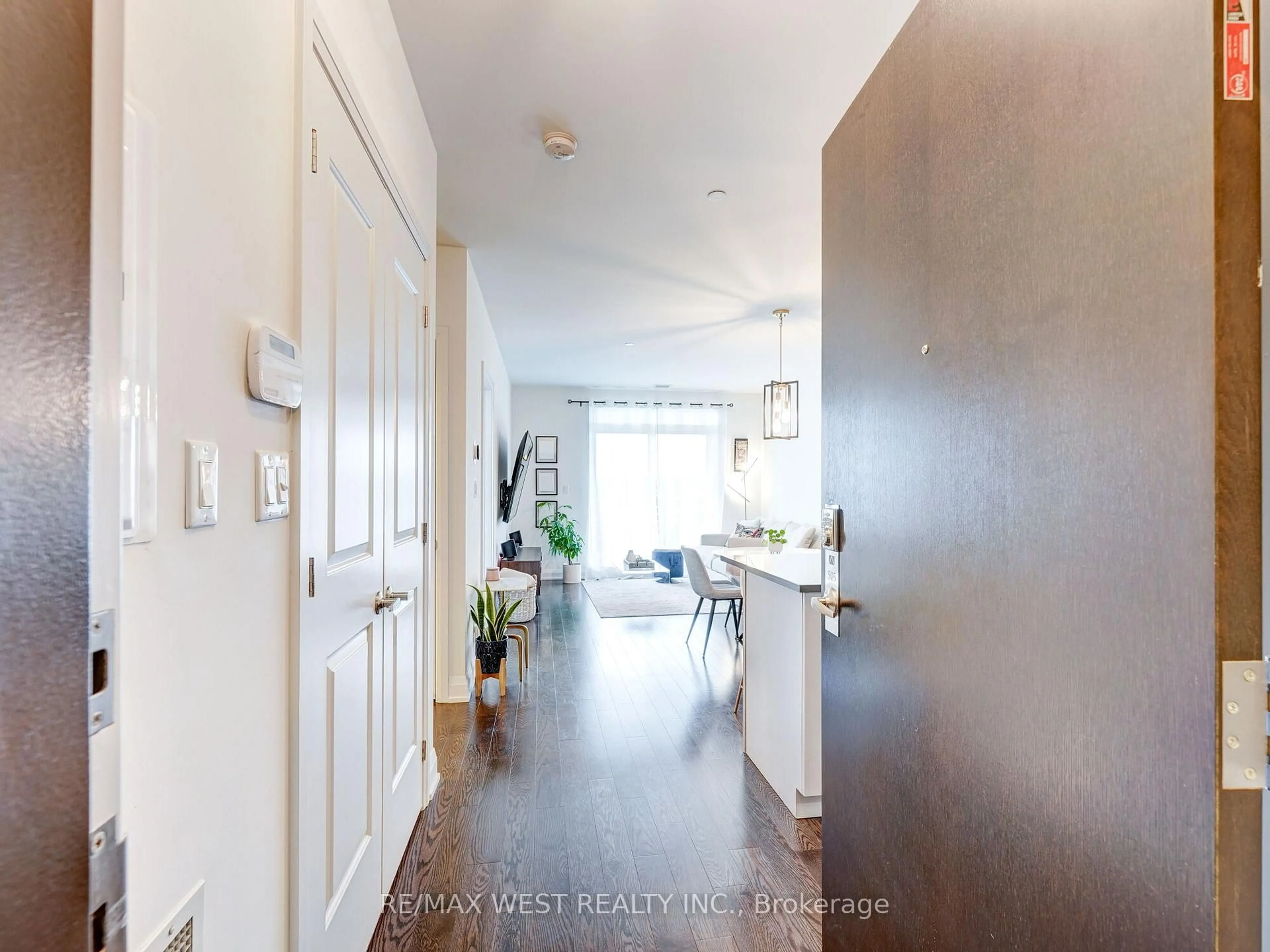 Indoor entryway for 15277 Yonge St #503, Aurora Ontario L4G 1Y3