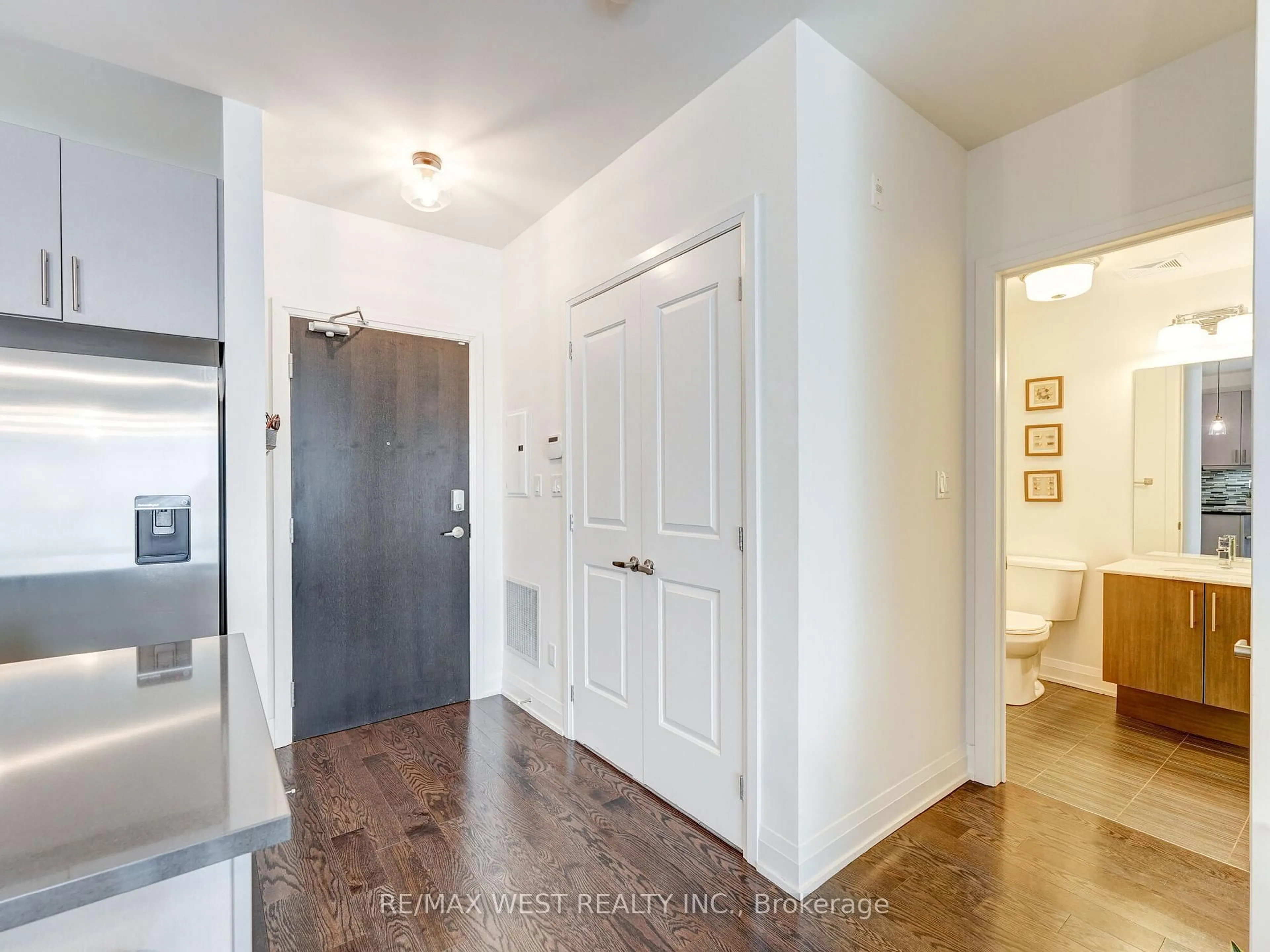 Indoor entryway for 15277 Yonge St #503, Aurora Ontario L4G 1Y3