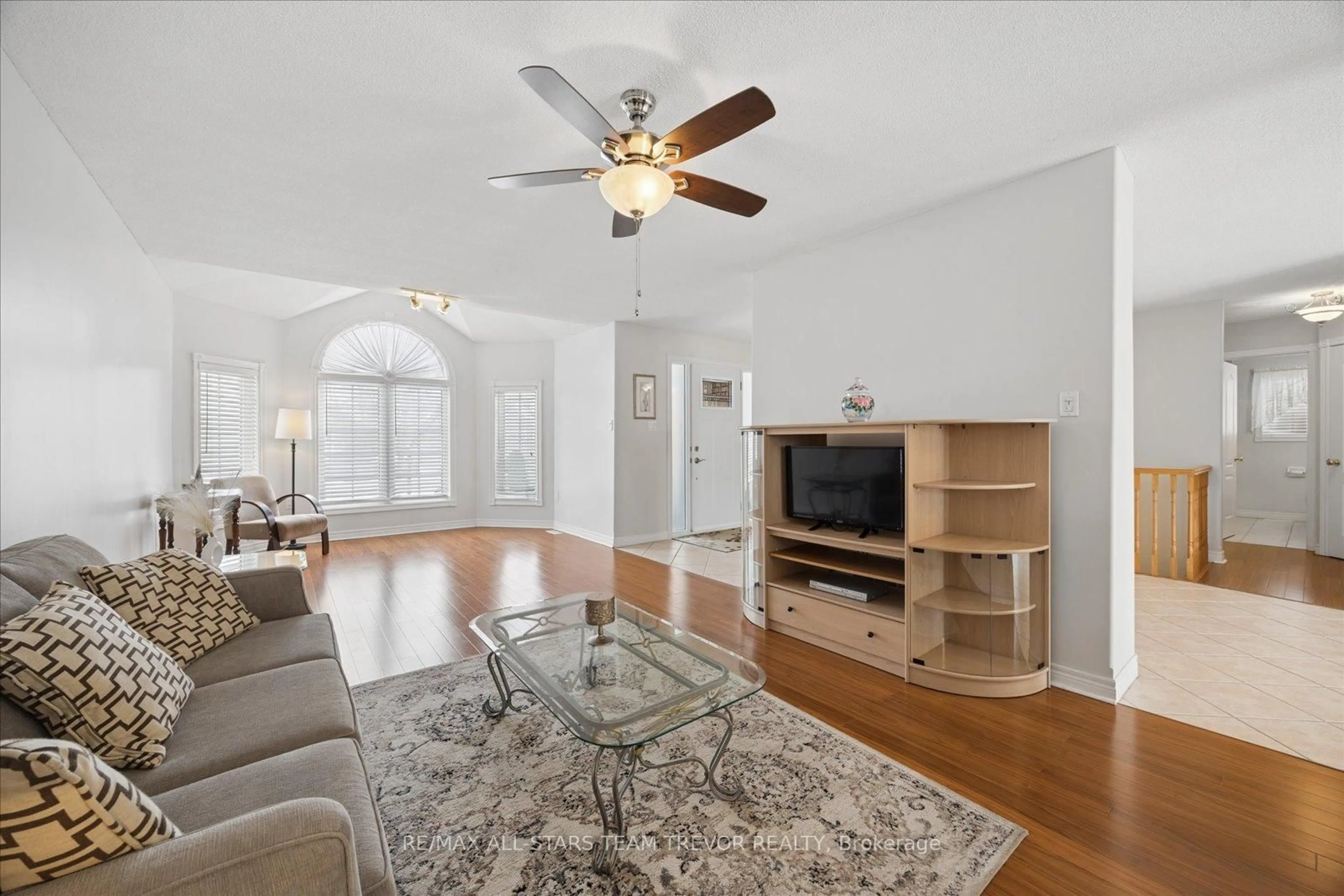 Living room with furniture, unknown for 9 Ivygreen Rd, Georgina Ontario L4P 4B5