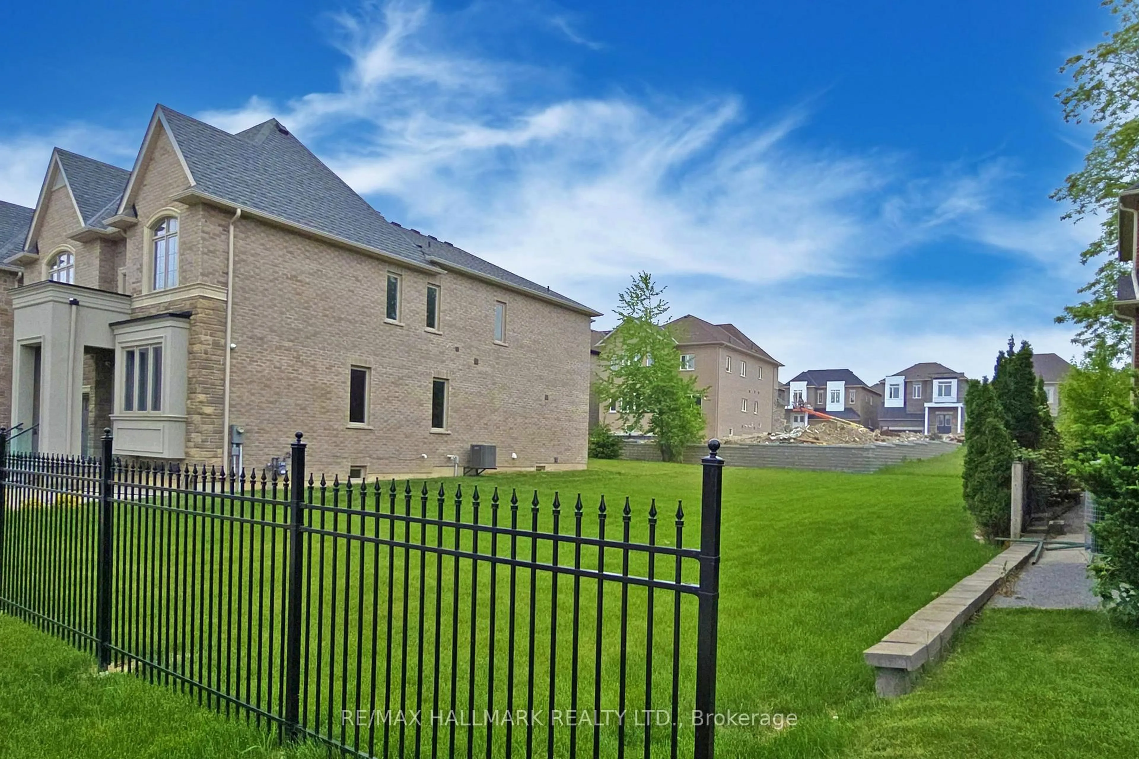 A pic from outside/outdoor area/front of a property/back of a property/a pic from drone, street for 51A Puccini Dr, Richmond Hill Ontario L4E 2Y6