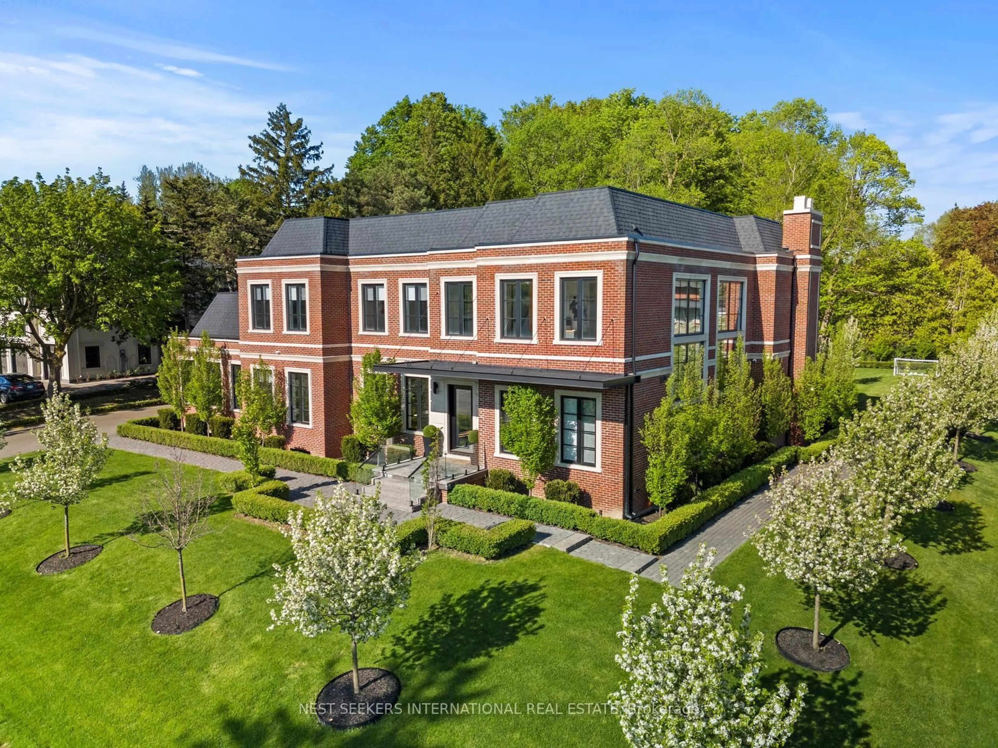 A pic from outside/outdoor area/front of a property/back of a property/a pic from drone, building for 6 Forestave Cres, King Ontario L0G 1N0