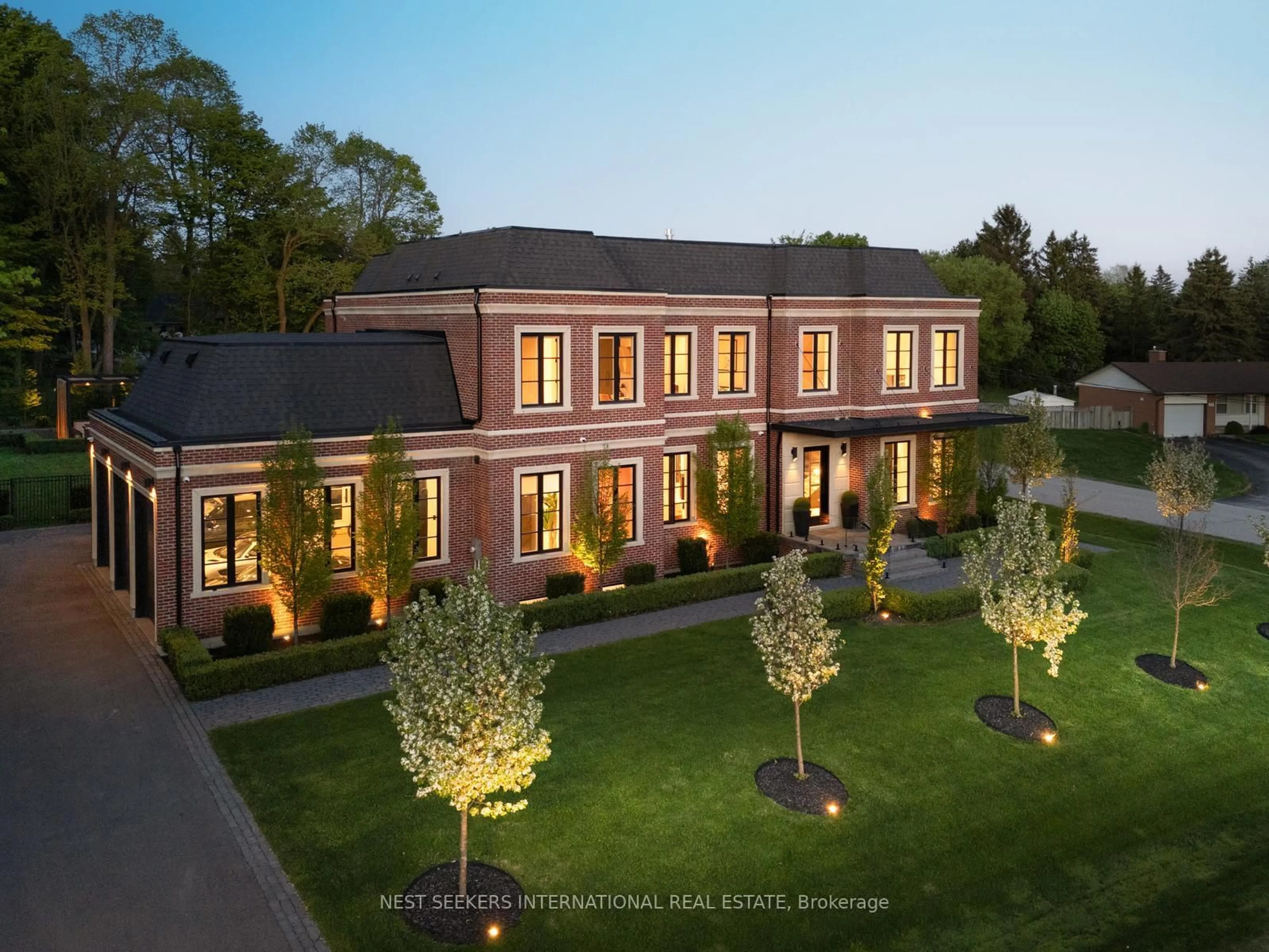 A pic from outside/outdoor area/front of a property/back of a property/a pic from drone, street for 6 Forestave Cres, King Ontario L0G 1N0