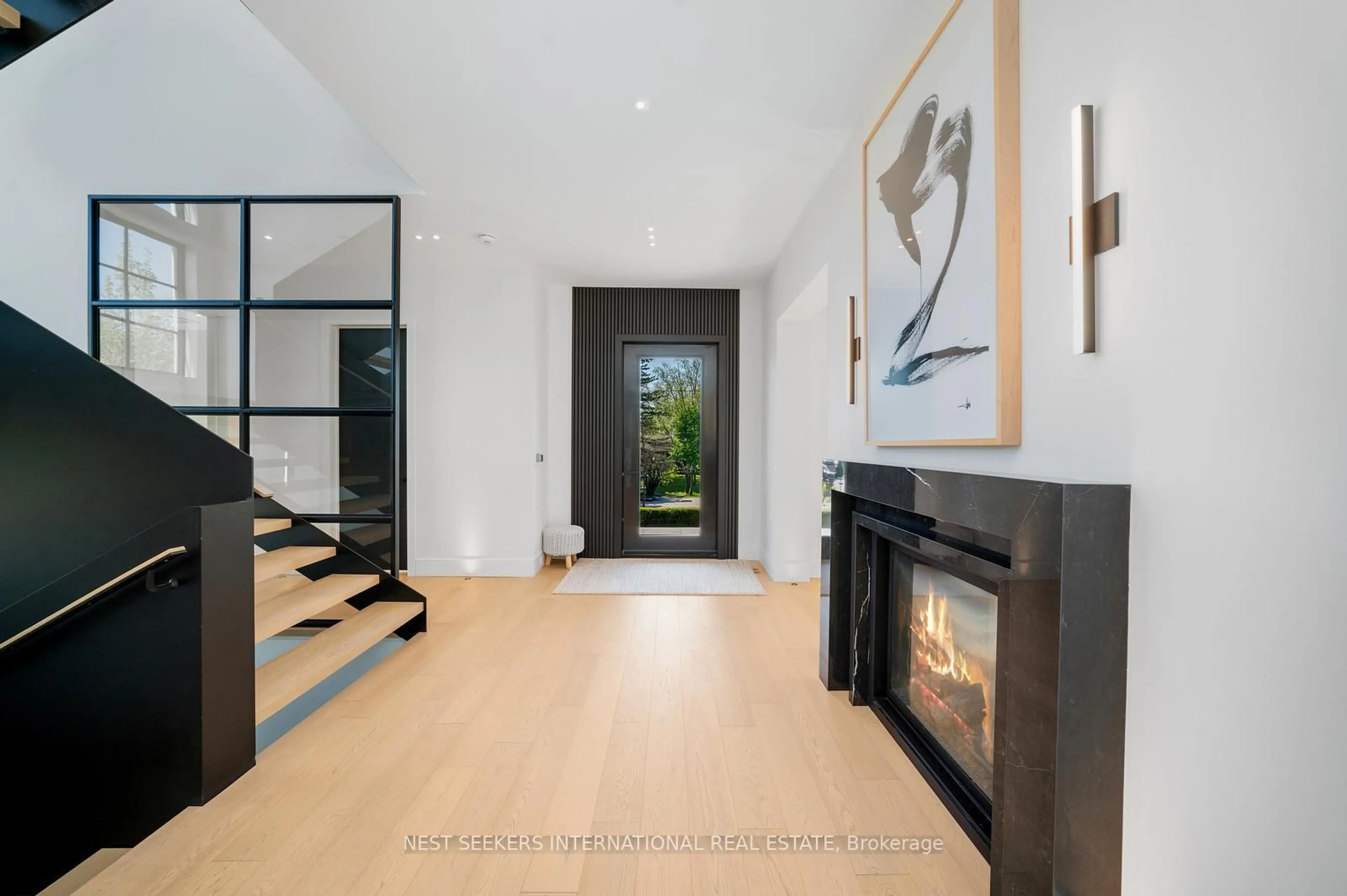 Indoor foyer for 6 Forestave Cres, King Ontario L0G 1N0