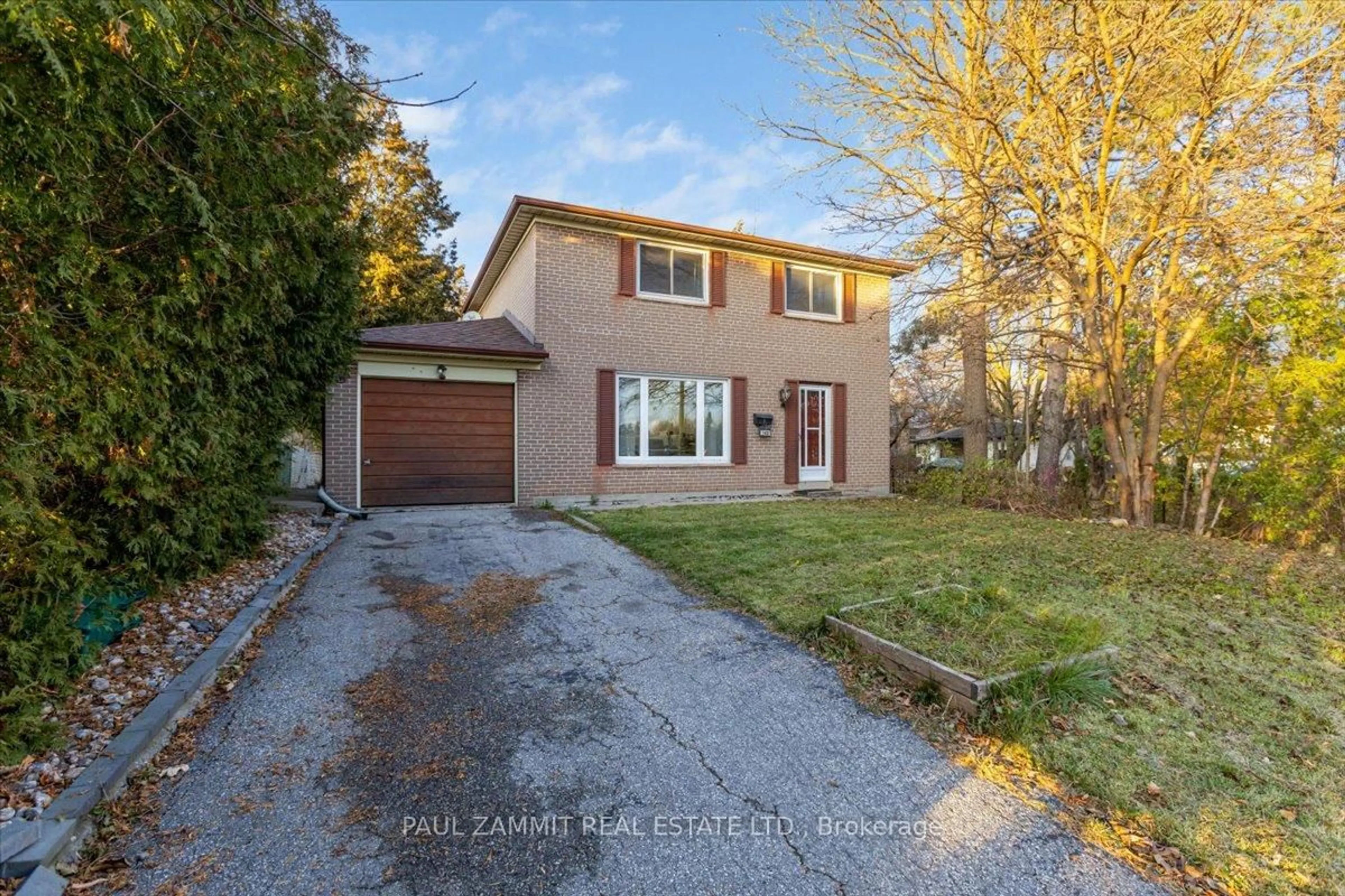 A pic from outside/outdoor area/front of a property/back of a property/a pic from drone, street for 148 Doncaster Ave, Markham Ontario L3T 1L3