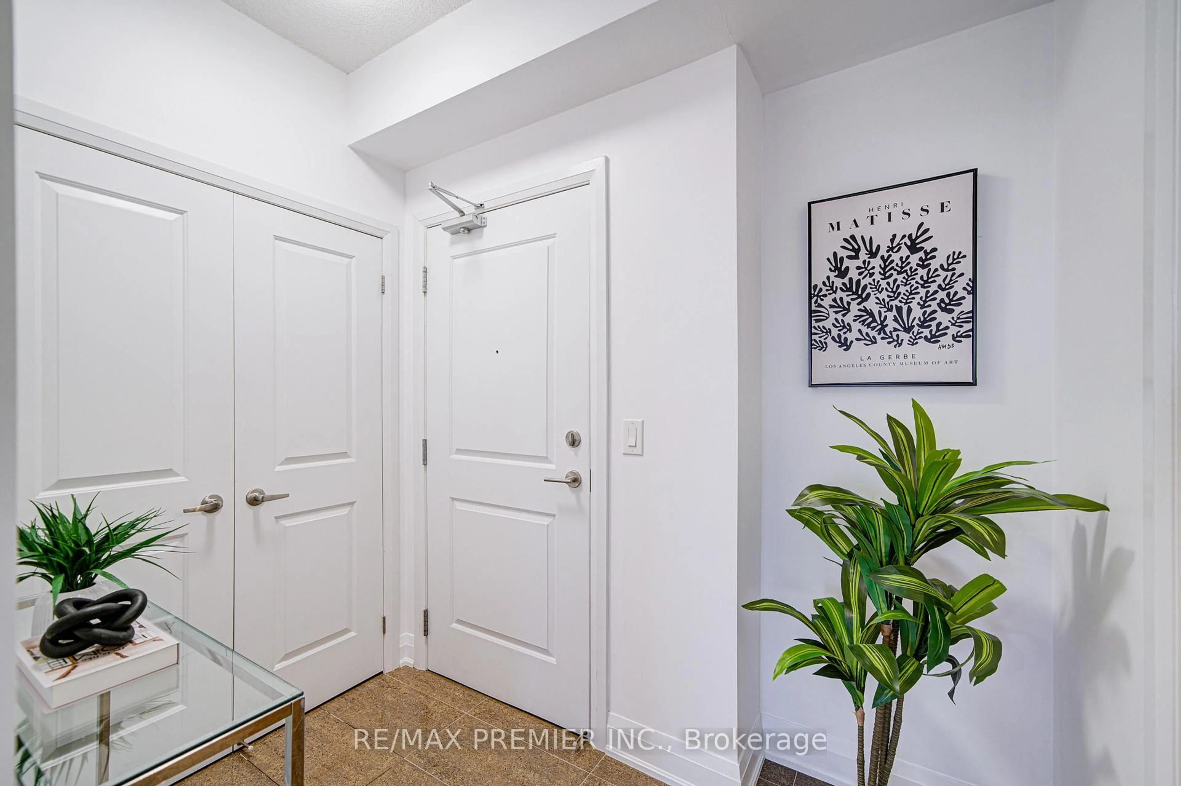 Indoor entryway for 12 Woodstream Blvd #919, Vaughan Ontario L4L 8C3