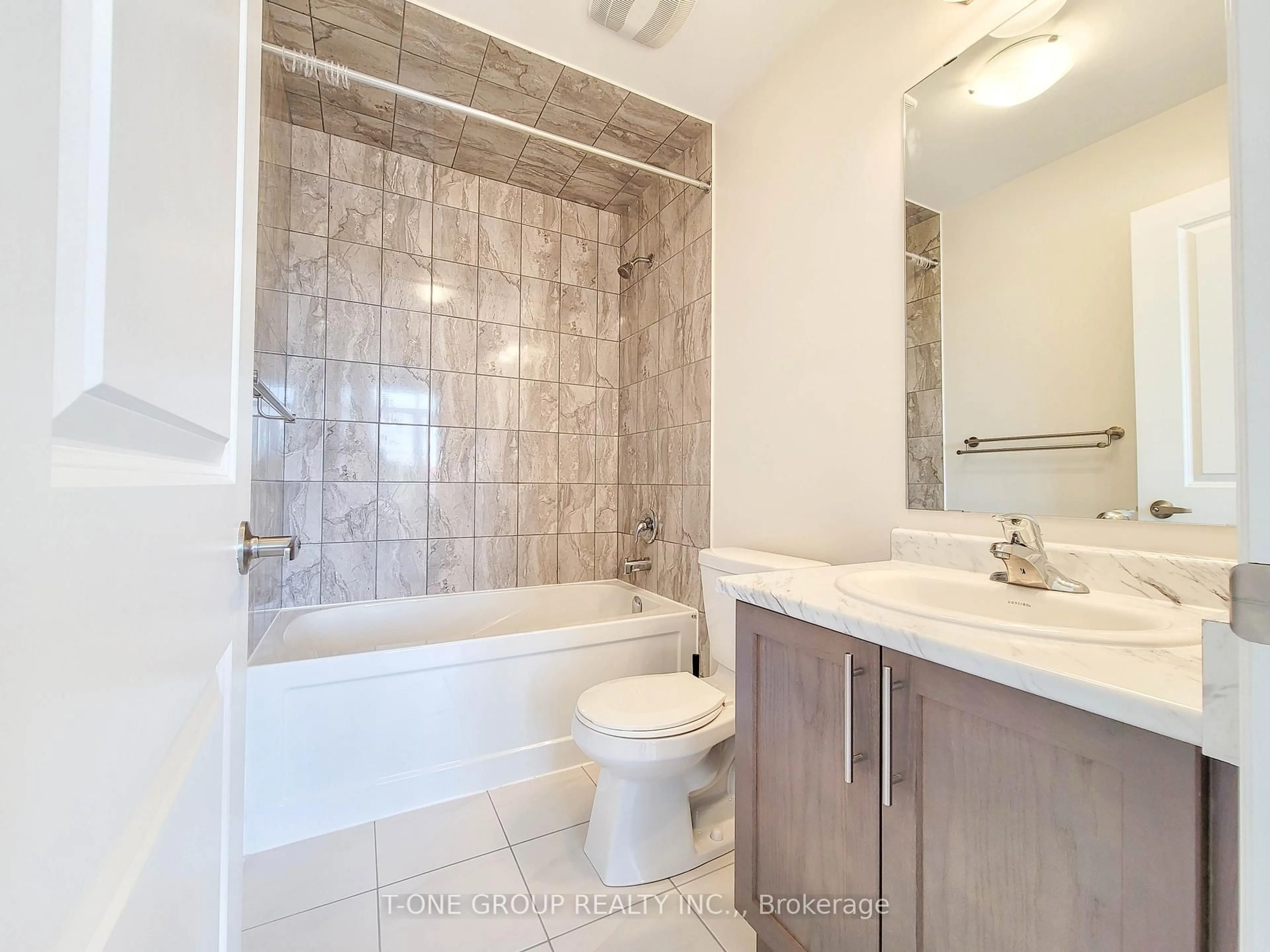 Standard bathroom, ceramic/tile floor for 32 Stoeber Lane, Markham Ontario L6B 0S1