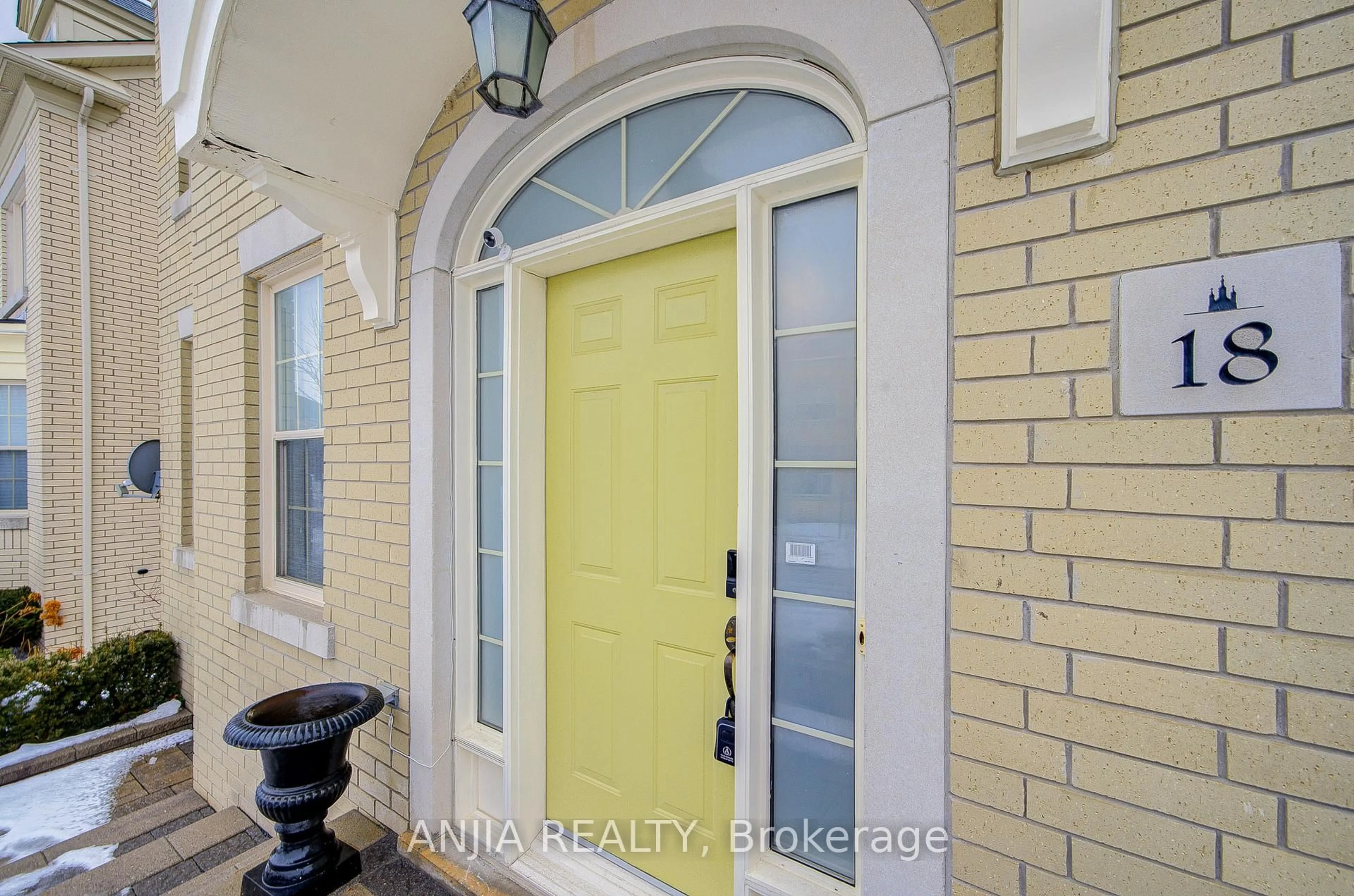 Indoor entryway for 18 Orr Farm Rd, Markham Ontario L6C 0A3