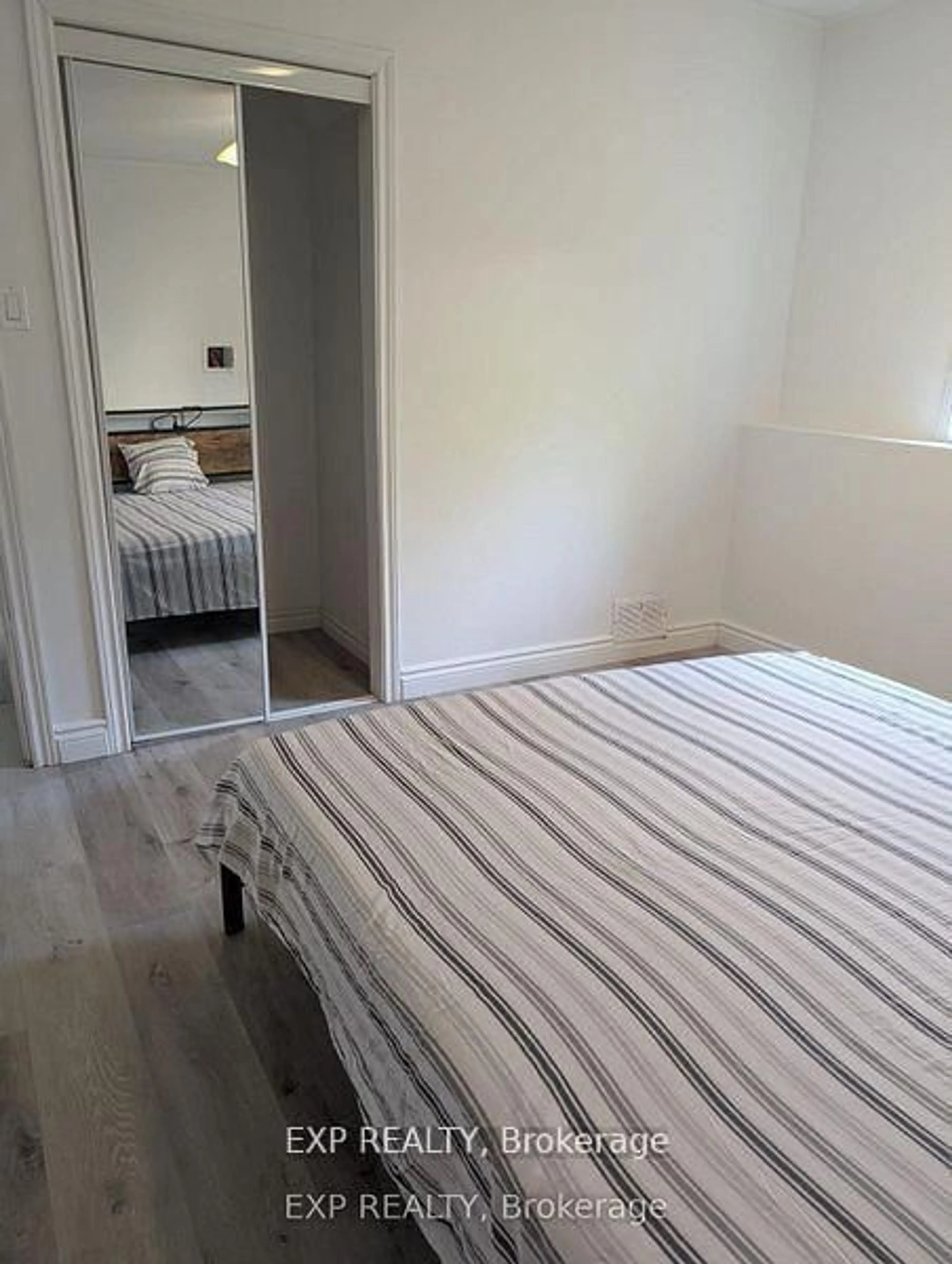 A pic of a room for 201 Garden Ave, Georgina Ontario L4P 2L3