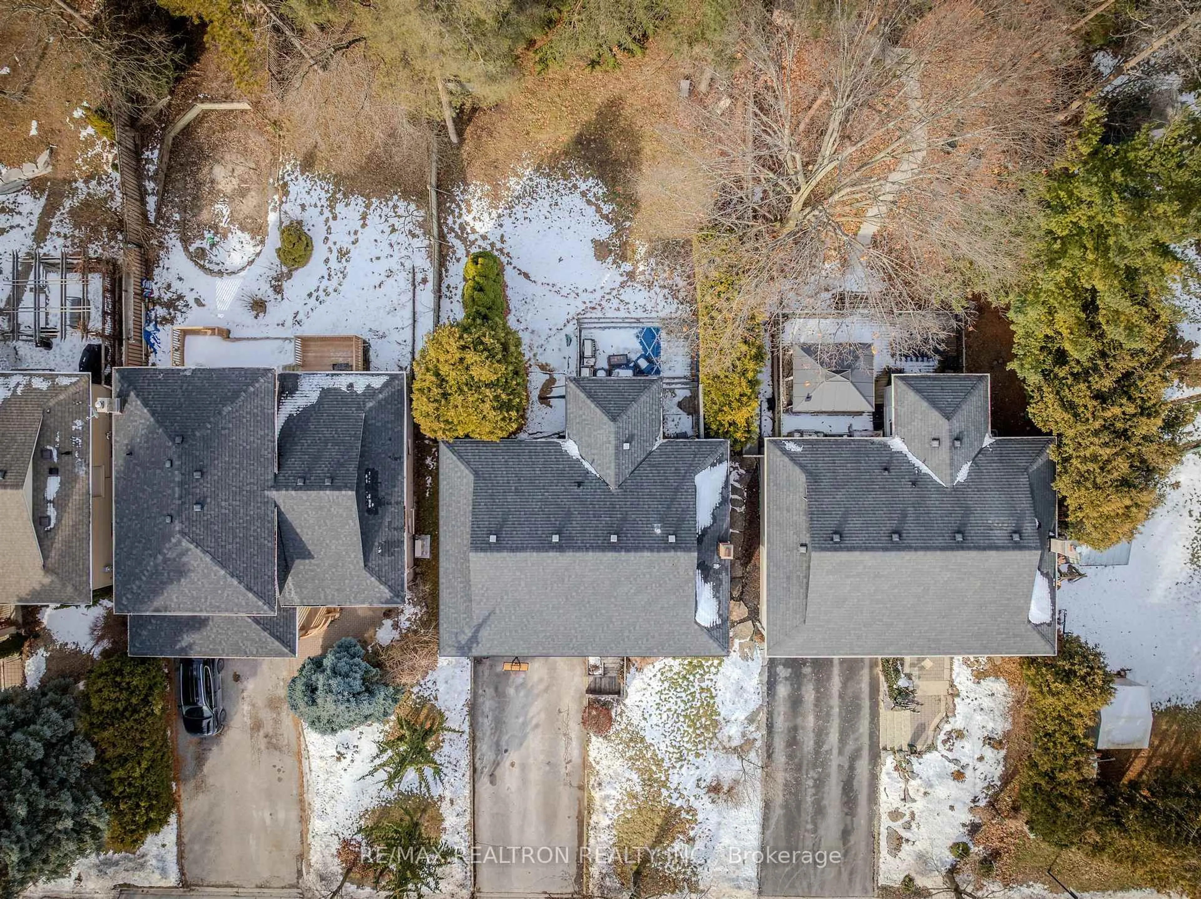 A pic from outside/outdoor area/front of a property/back of a property/a pic from drone, street for 26 Beckett Ave, East Gwillimbury Ontario L9N 1E8