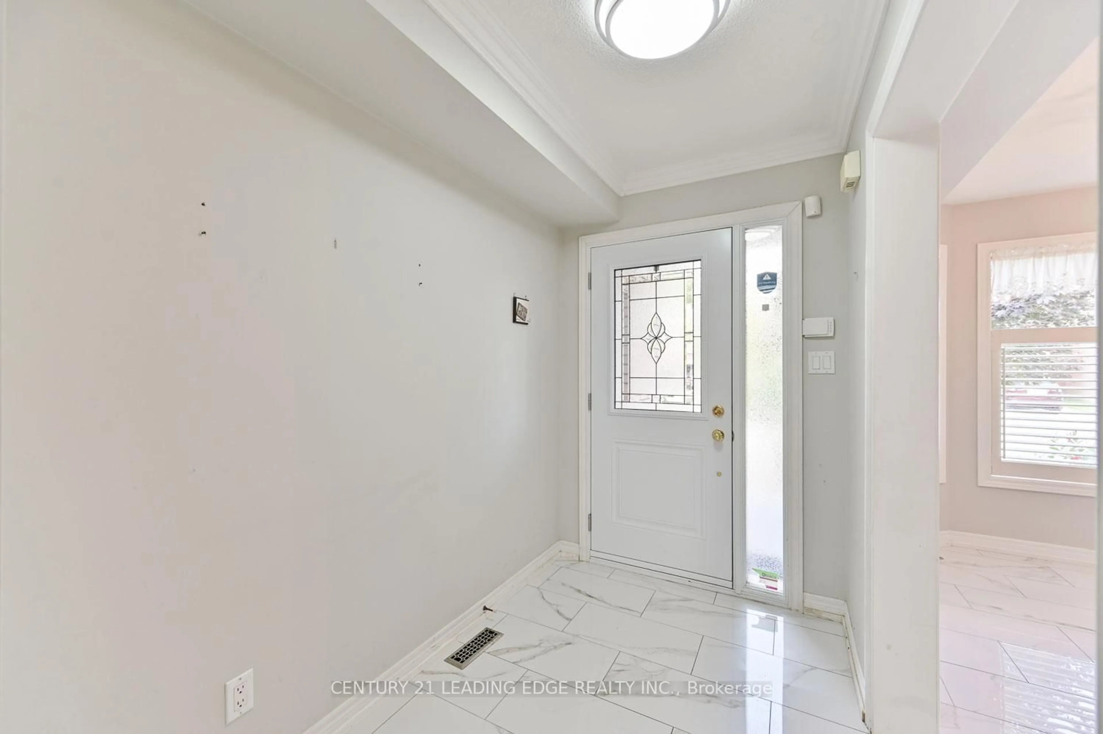 Indoor foyer for 52 Bella Vista Trail, New Tecumseth Ontario L9R 2C6