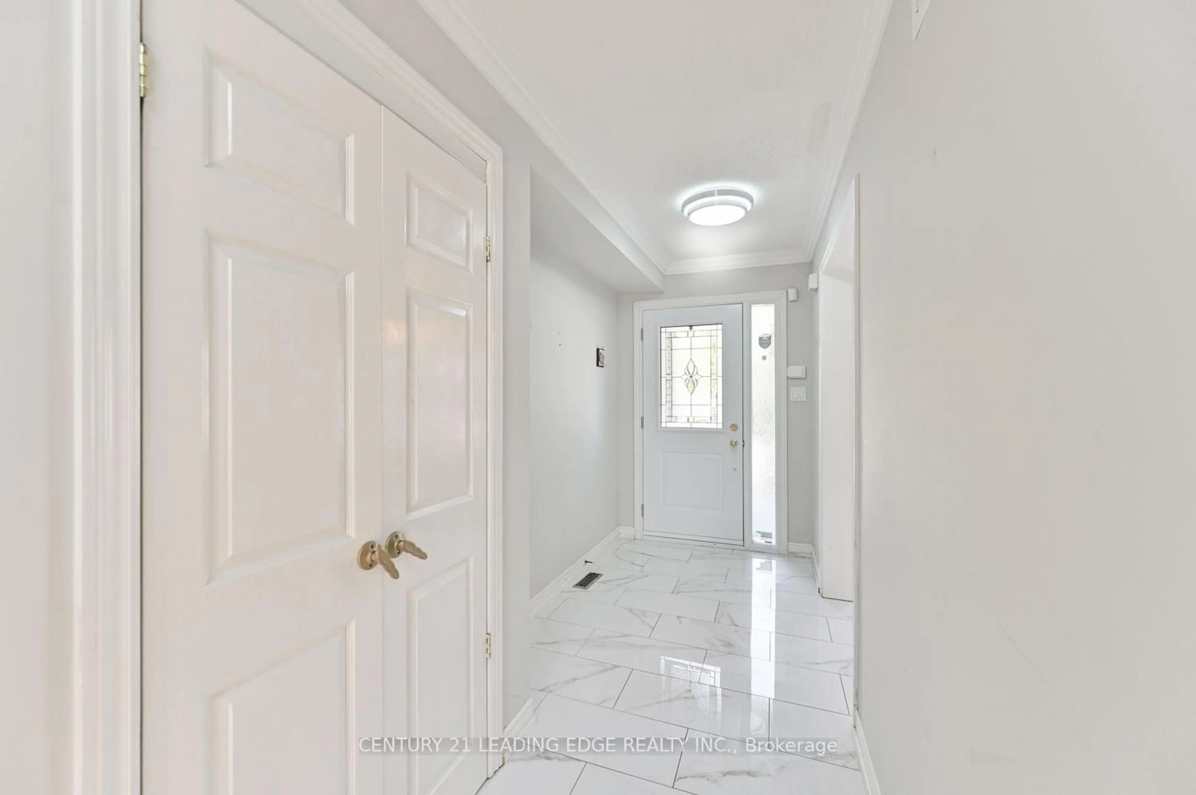 Indoor entryway for 52 Bella Vista Trail, New Tecumseth Ontario L9R 2C6