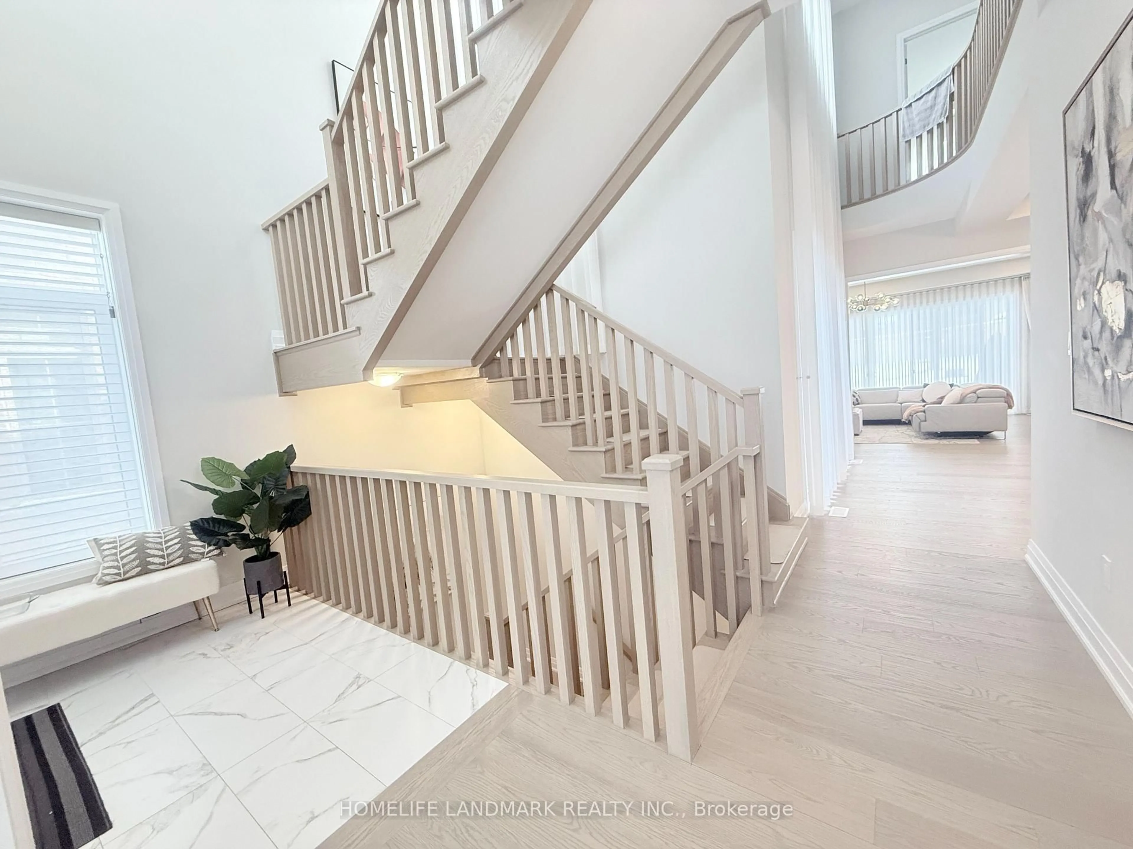 Stairs for 37 Wallace Merchant Crt, Aurora Ontario L4A 4A5