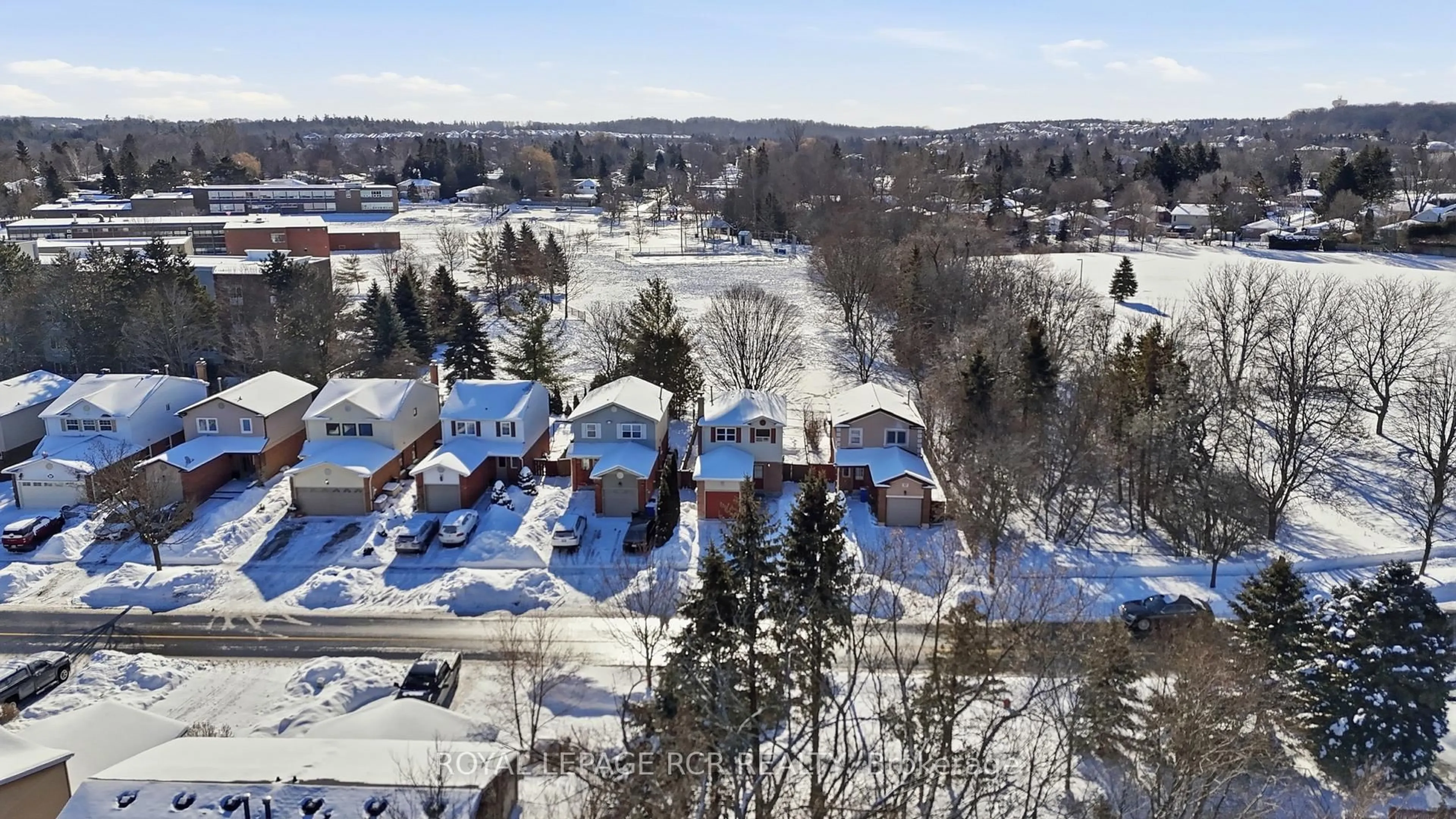 A pic from outside/outdoor area/front of a property/back of a property/a pic from drone, mountain view for 59 Seaton Dr, Aurora Ontario L4G 3W9