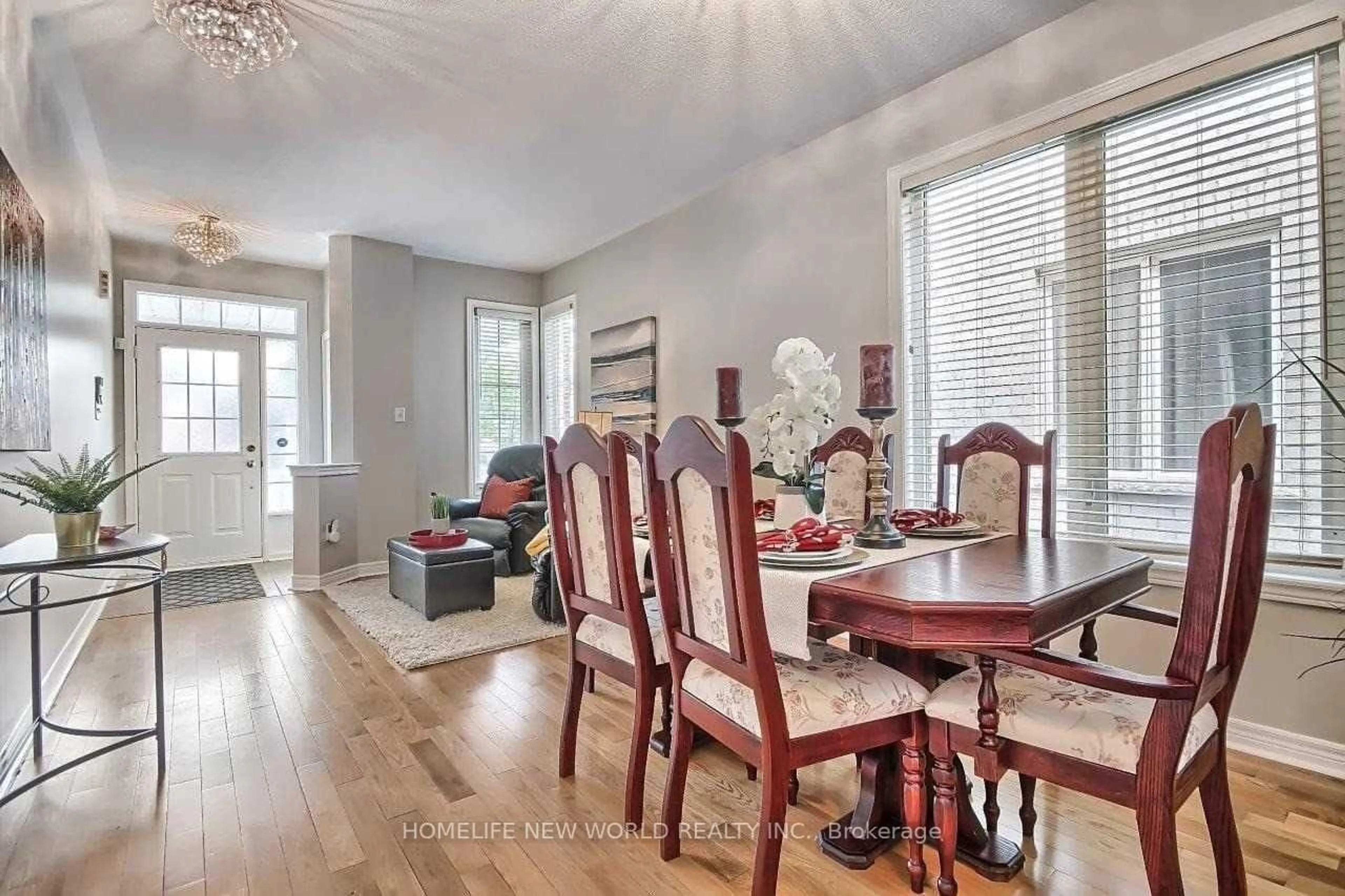 Dining room, wood/laminate floor for 732 Millard St, Whitchurch-Stouffville Ontario L4A 0B3