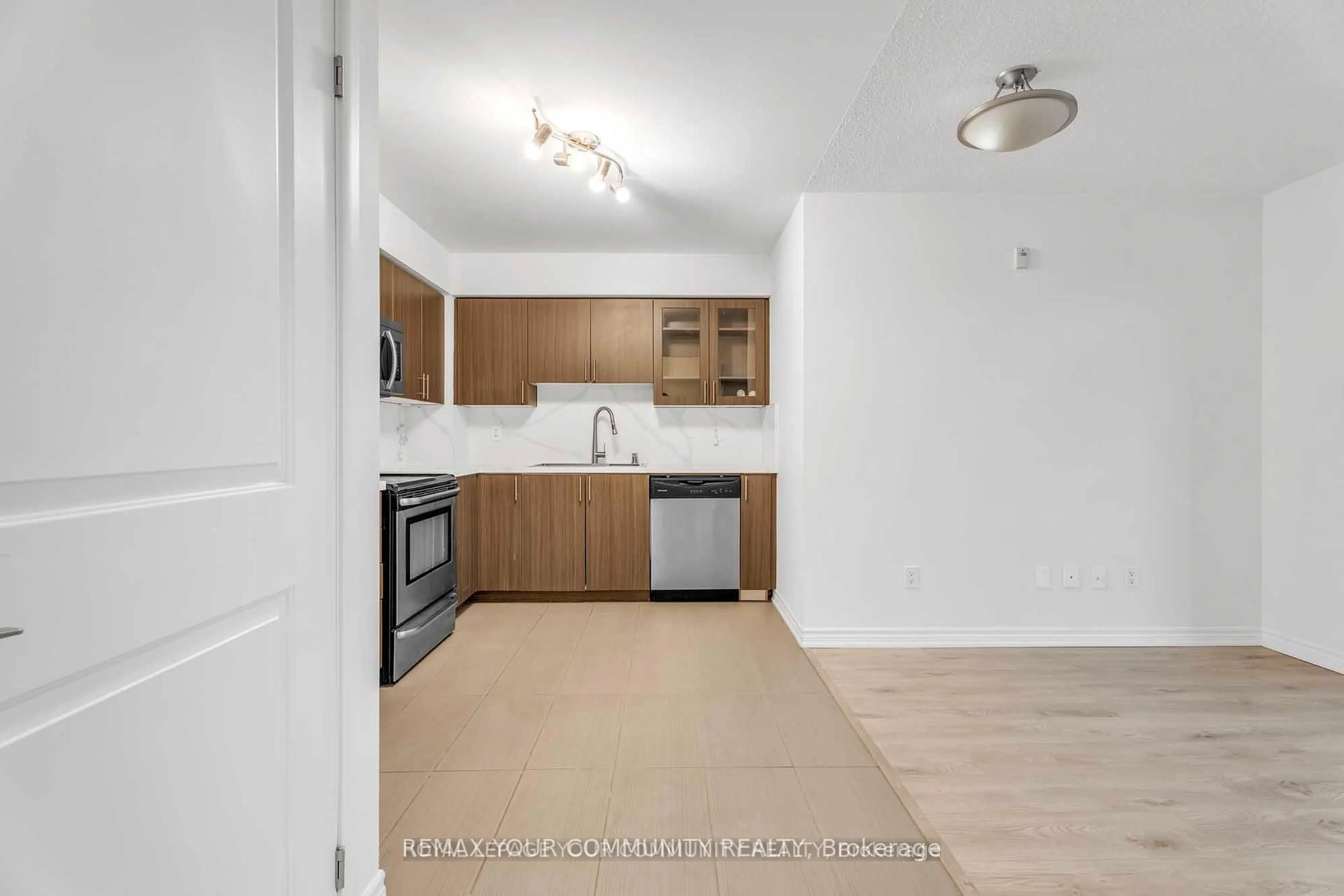 Standard kitchen, unknown for 75 Norman Bethune Ave #420, Richmond Hill Ontario L4B 3L4