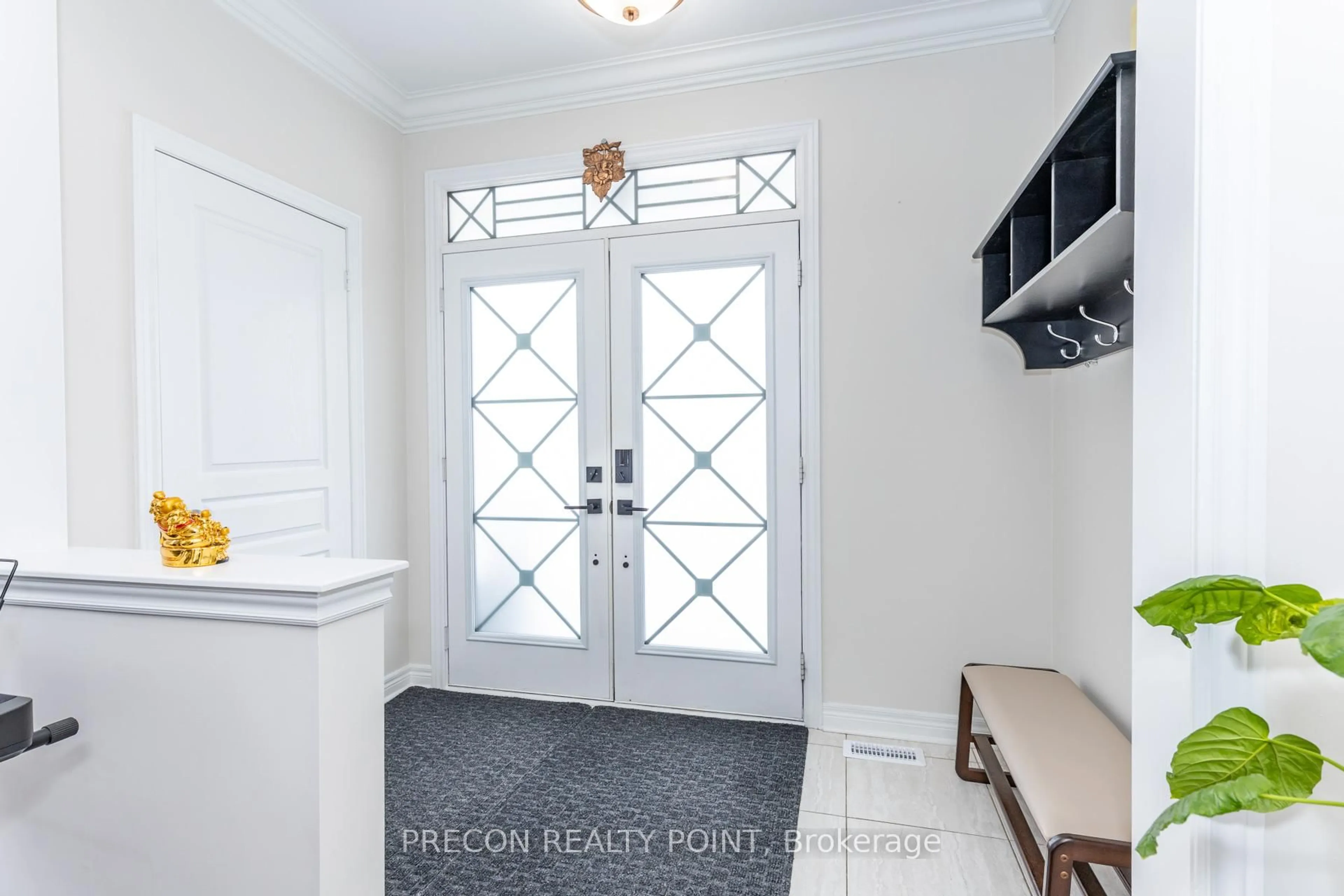 Indoor entryway for 109 Roy Harper Ave, Aurora Ontario L4G 7C4