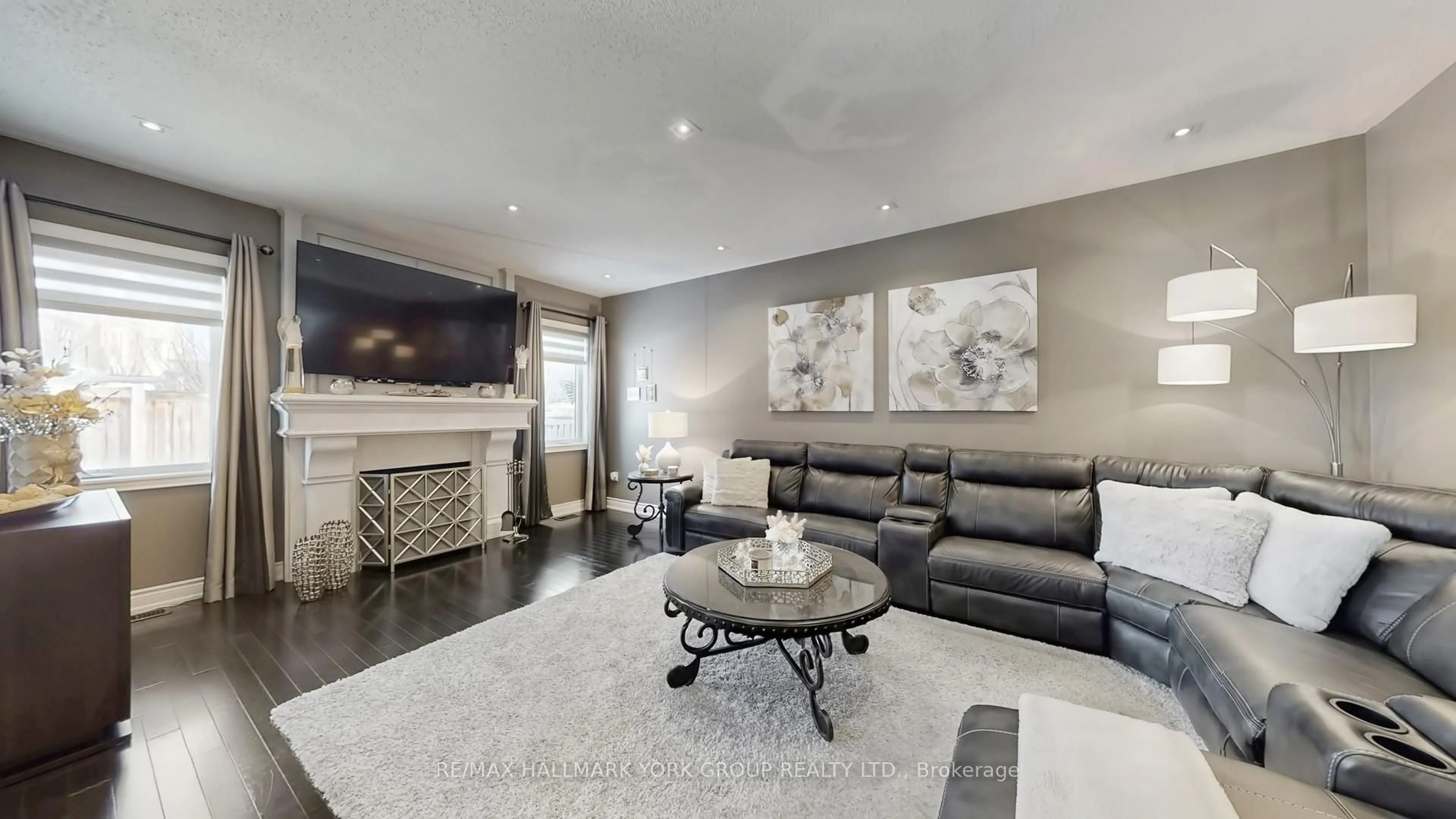 Living room with furniture, unknown for 1141 Quick St, Newmarket Ontario L3X 0A6