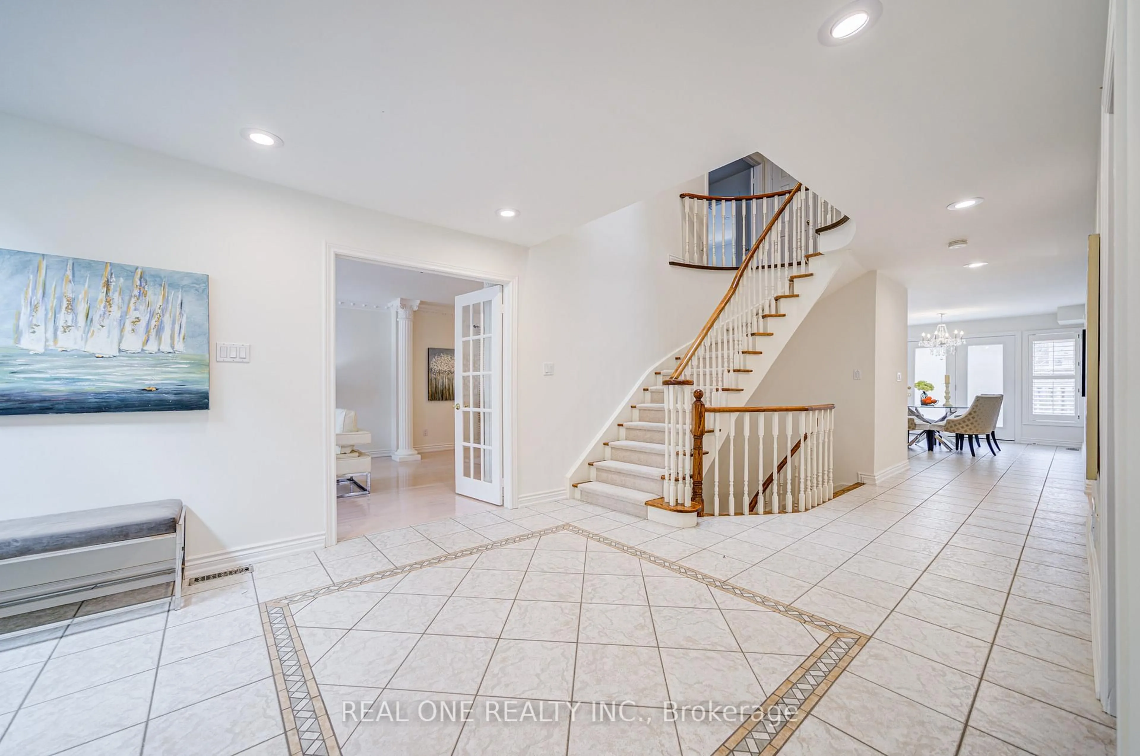 Indoor foyer for 27 Binscarth Cres, Vaughan Ontario L4J 4S4