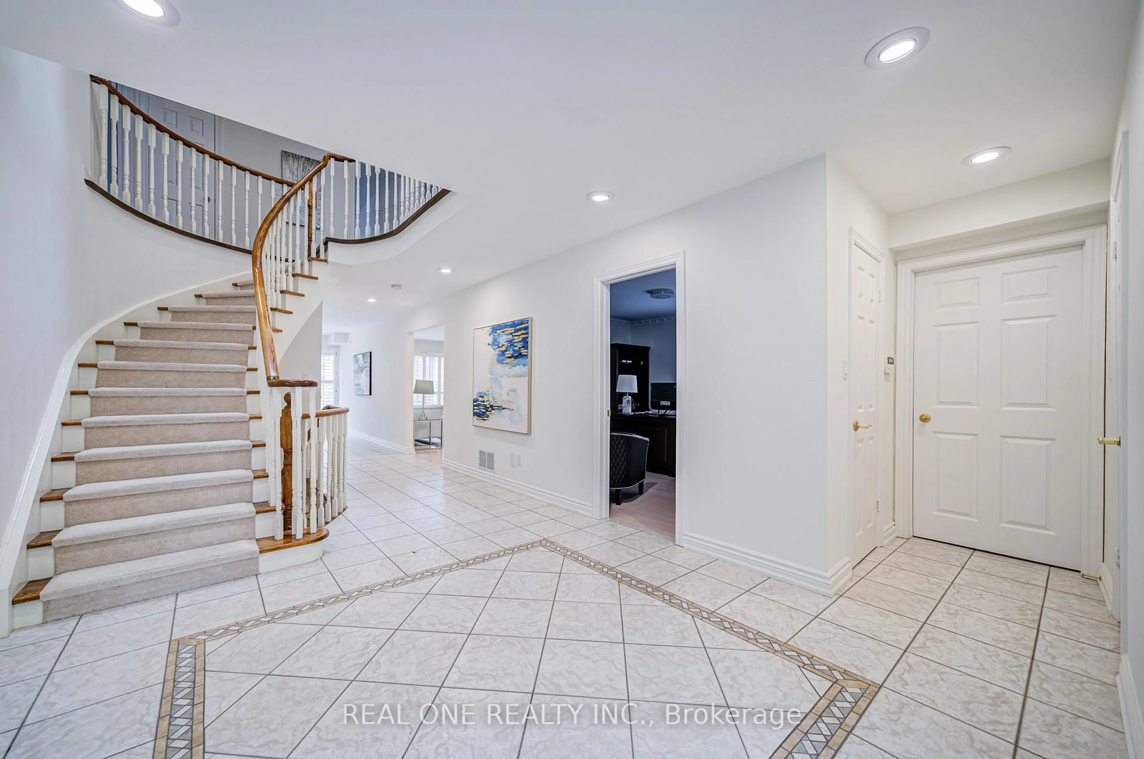 Indoor foyer for 27 Binscarth Cres, Vaughan Ontario L4J 4S4