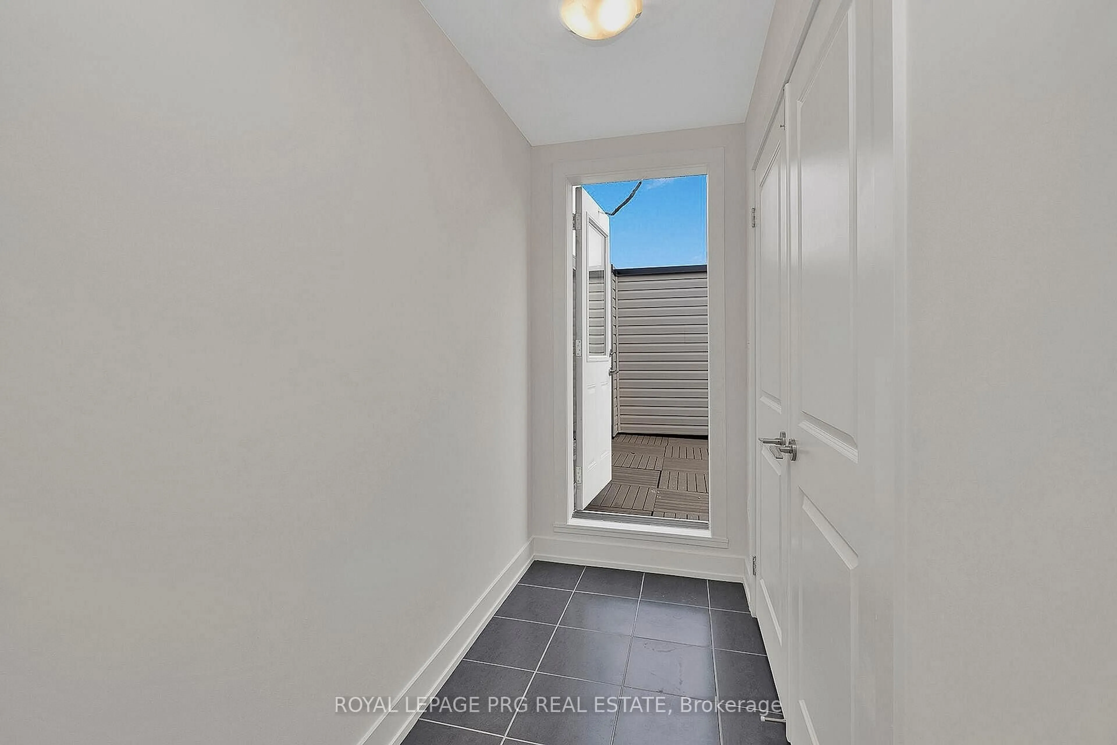 Indoor entryway for 12860 Yonge St #9, Richmond Hill Ontario L4E 1J4