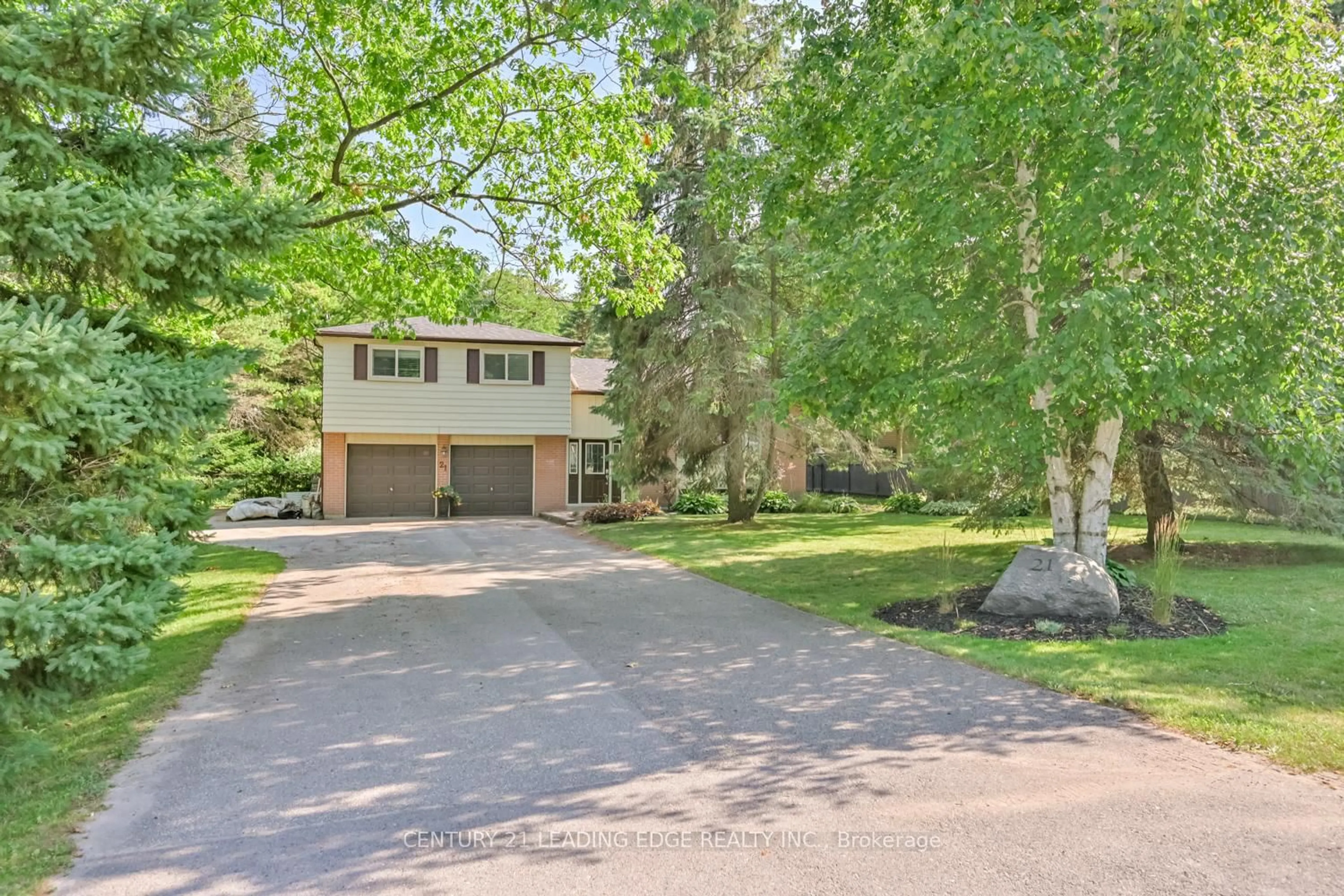 A pic from outside/outdoor area/front of a property/back of a property/a pic from drone, street for 21 Jonathan St, Uxbridge Ontario L9P 1B6