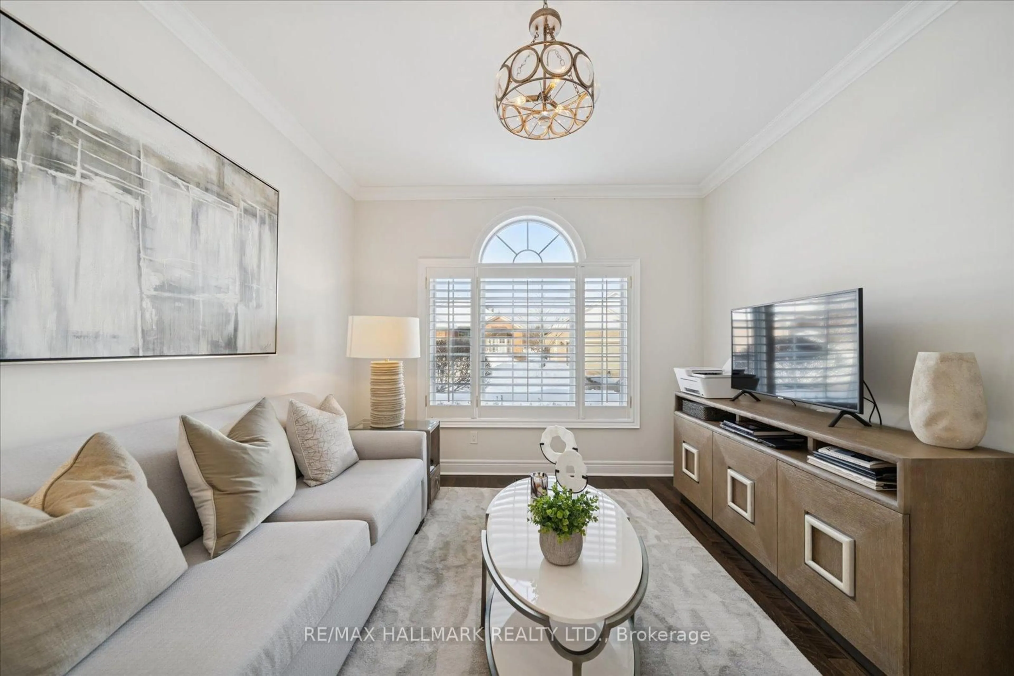 Living room with furniture, ceramic/tile floor for 86 Couples Gallery, Whitchurch-Stouffville Ontario L4A 1M7