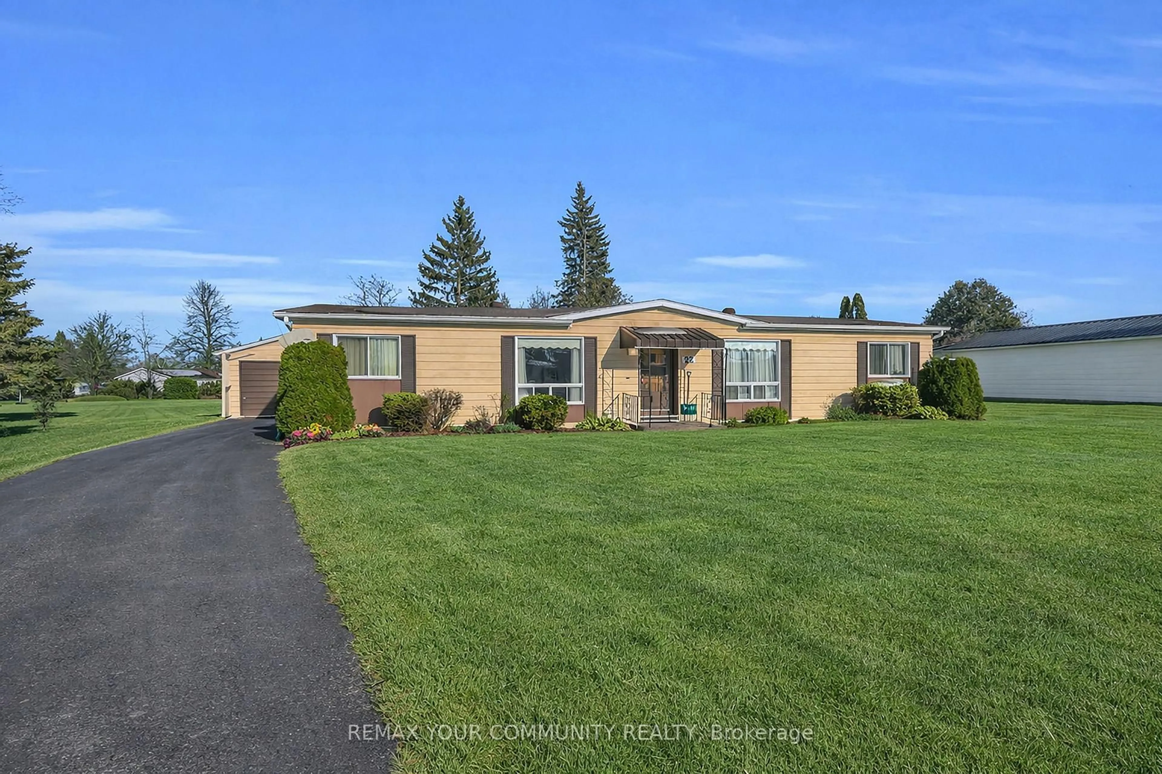 A pic from outside/outdoor area/front of a property/back of a property/a pic from drone, street for 22 Emery Crt, Georgina Ontario L0E 1R0