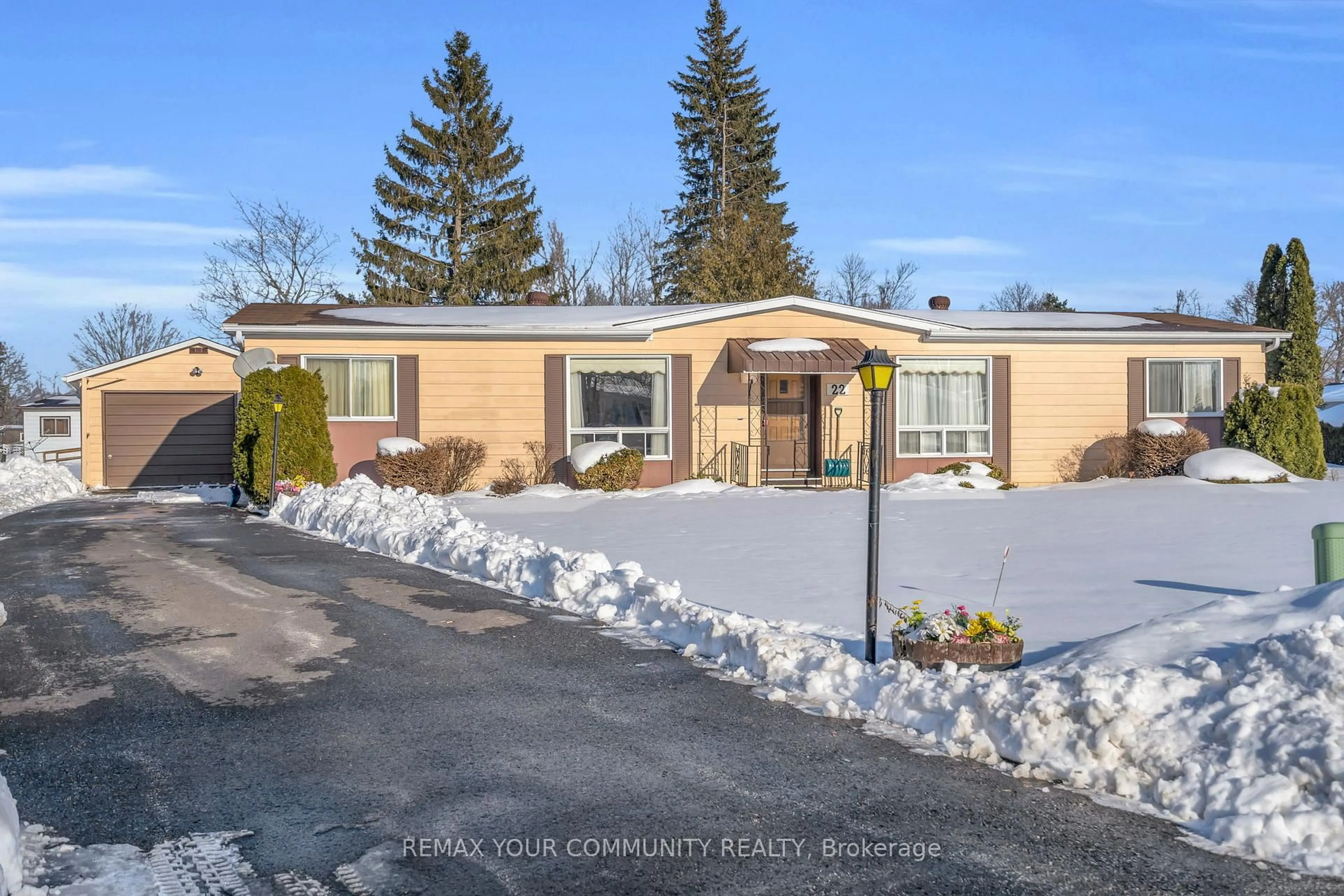 Home with vinyl exterior material, street for 22 Emery Crt, Georgina Ontario L0E 1R0