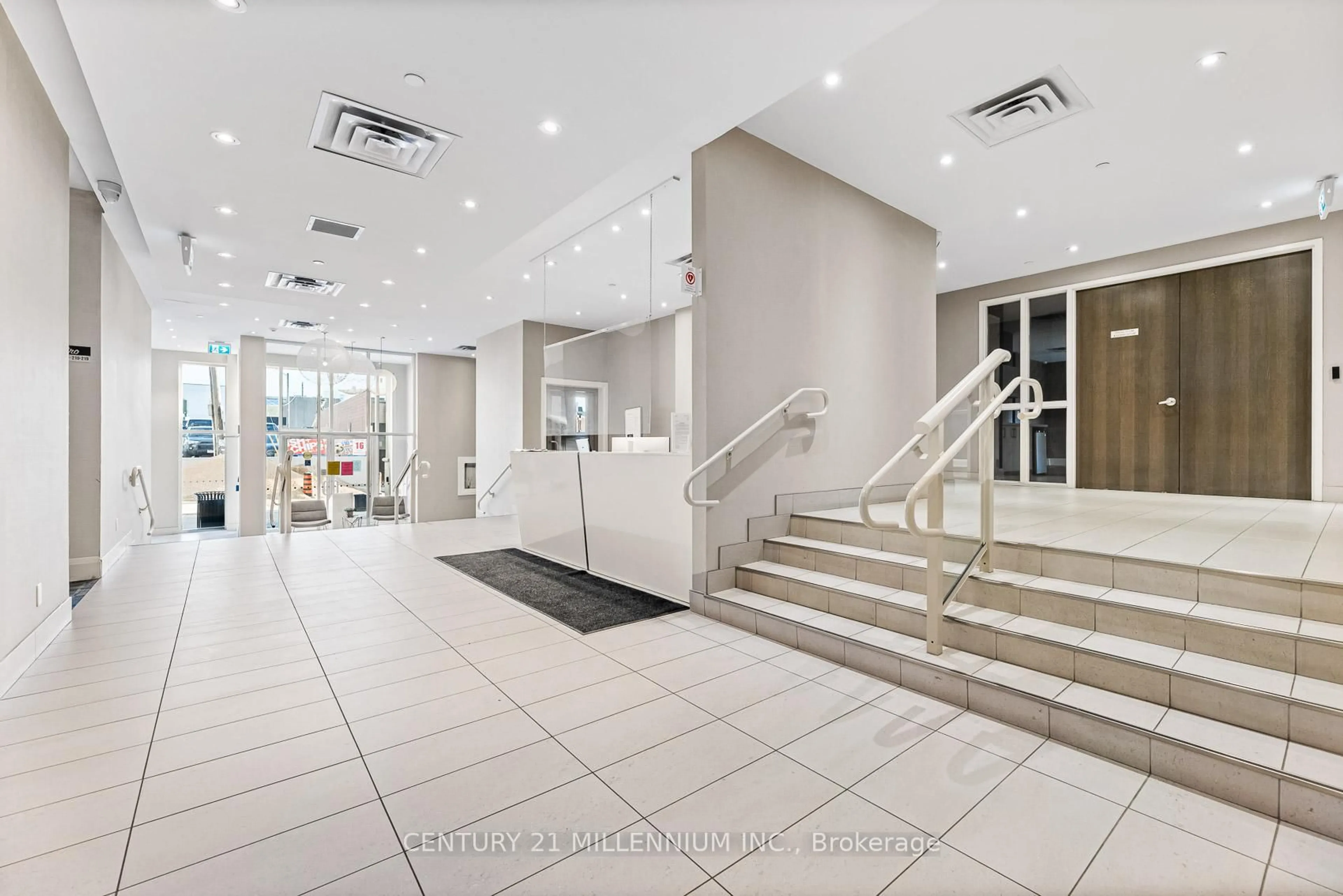 Indoor foyer for 15277 Yonge St #419, Aurora Ontario L4G 1Y3