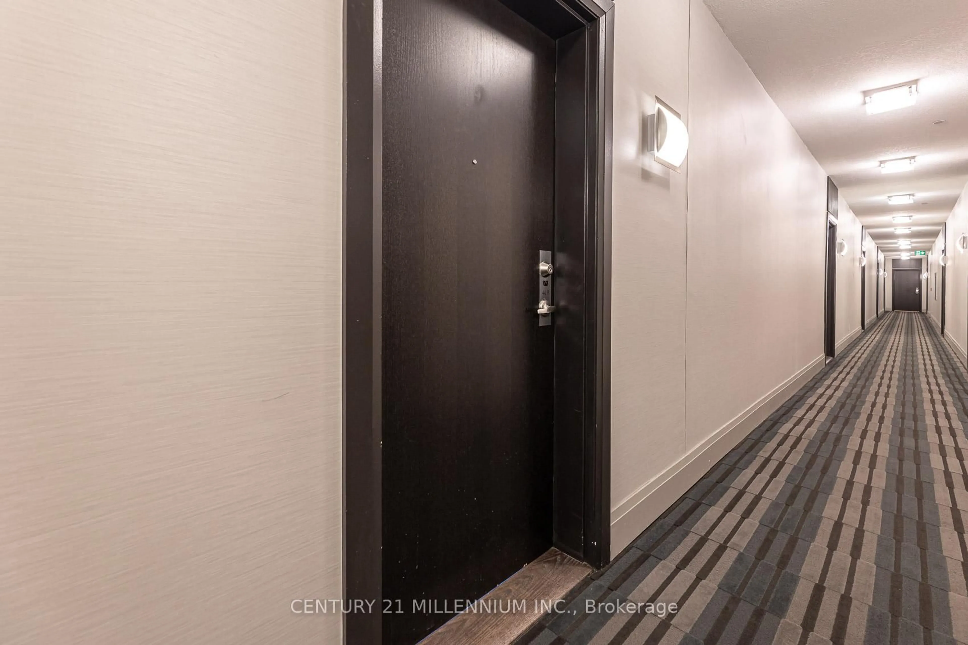 Indoor foyer for 15277 Yonge St #419, Aurora Ontario L4G 1Y3