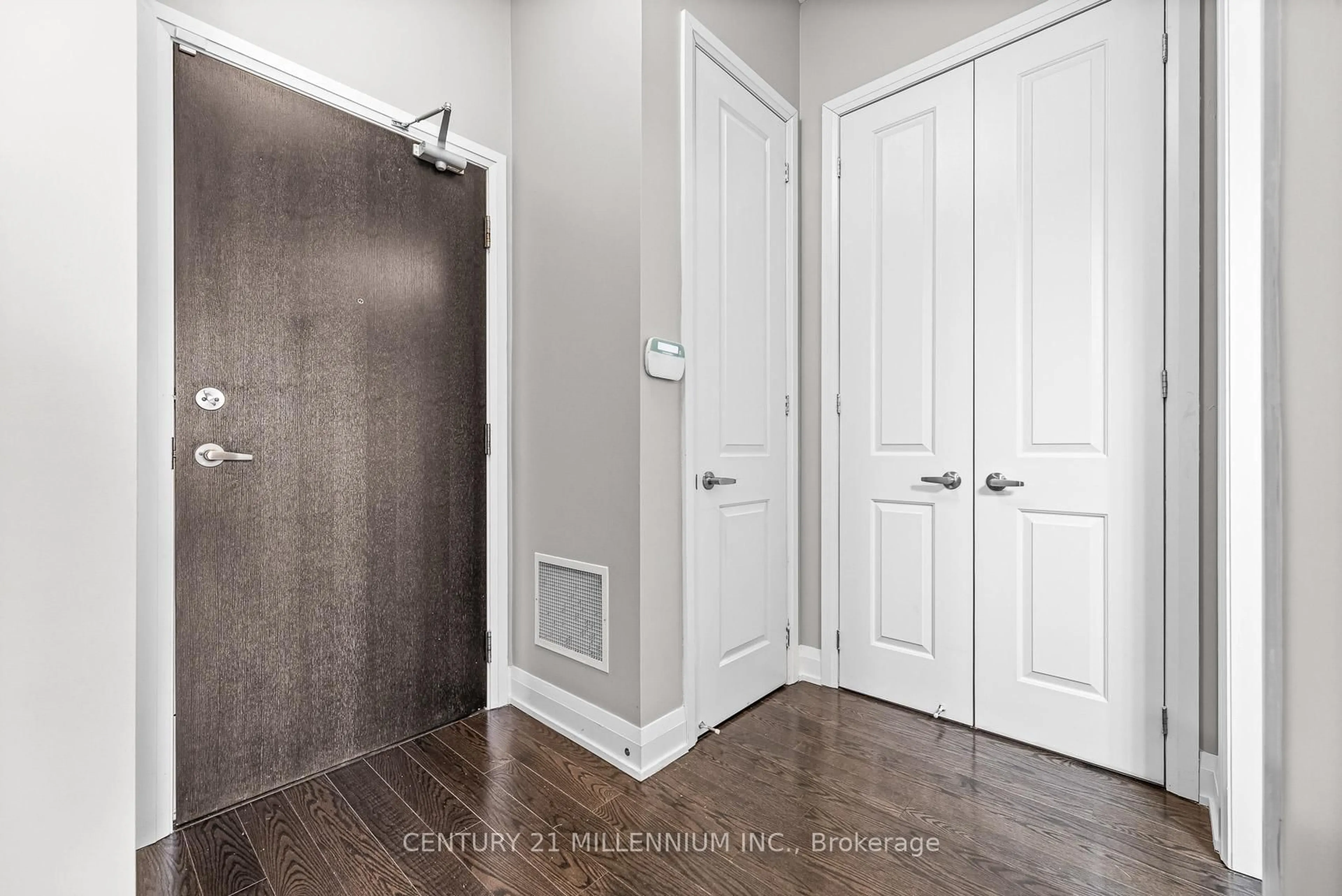Indoor entryway for 15277 Yonge St #419, Aurora Ontario L4G 1Y3