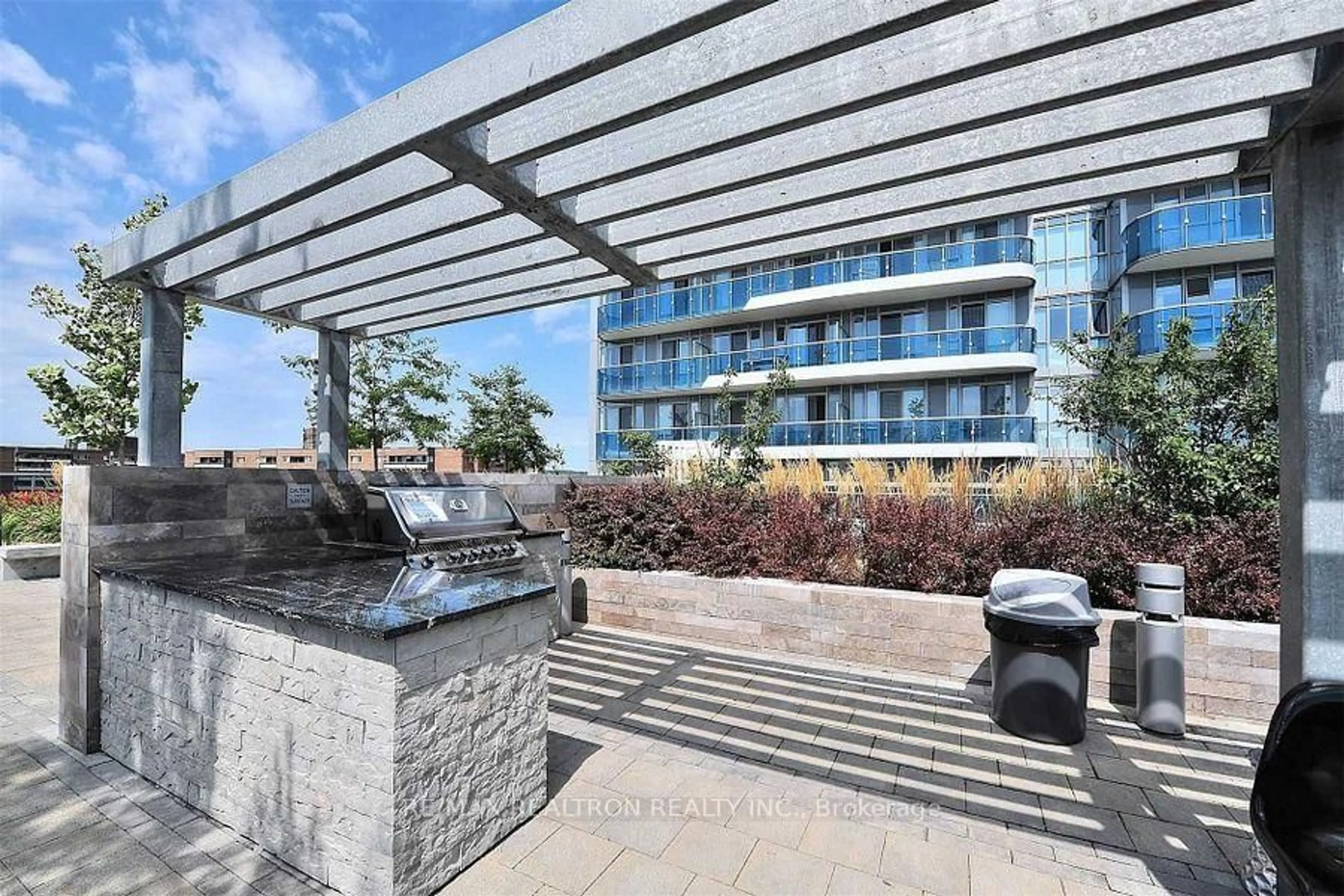 Patio, building for 9471 Yonge St #1621, Richmond Hill Ontario L4C 0Z5