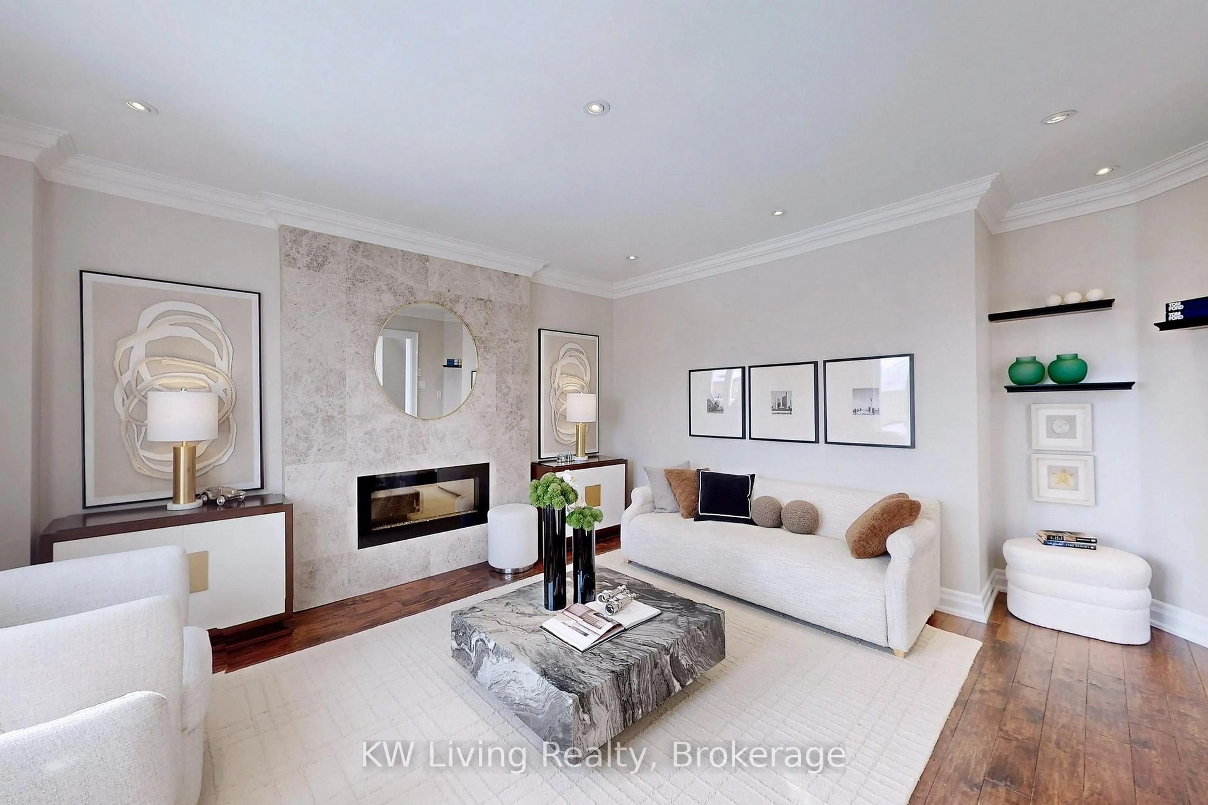 Living room with furniture, unknown for 29 Mayfair Crt, Richmond Hill Ontario L4B 3X7