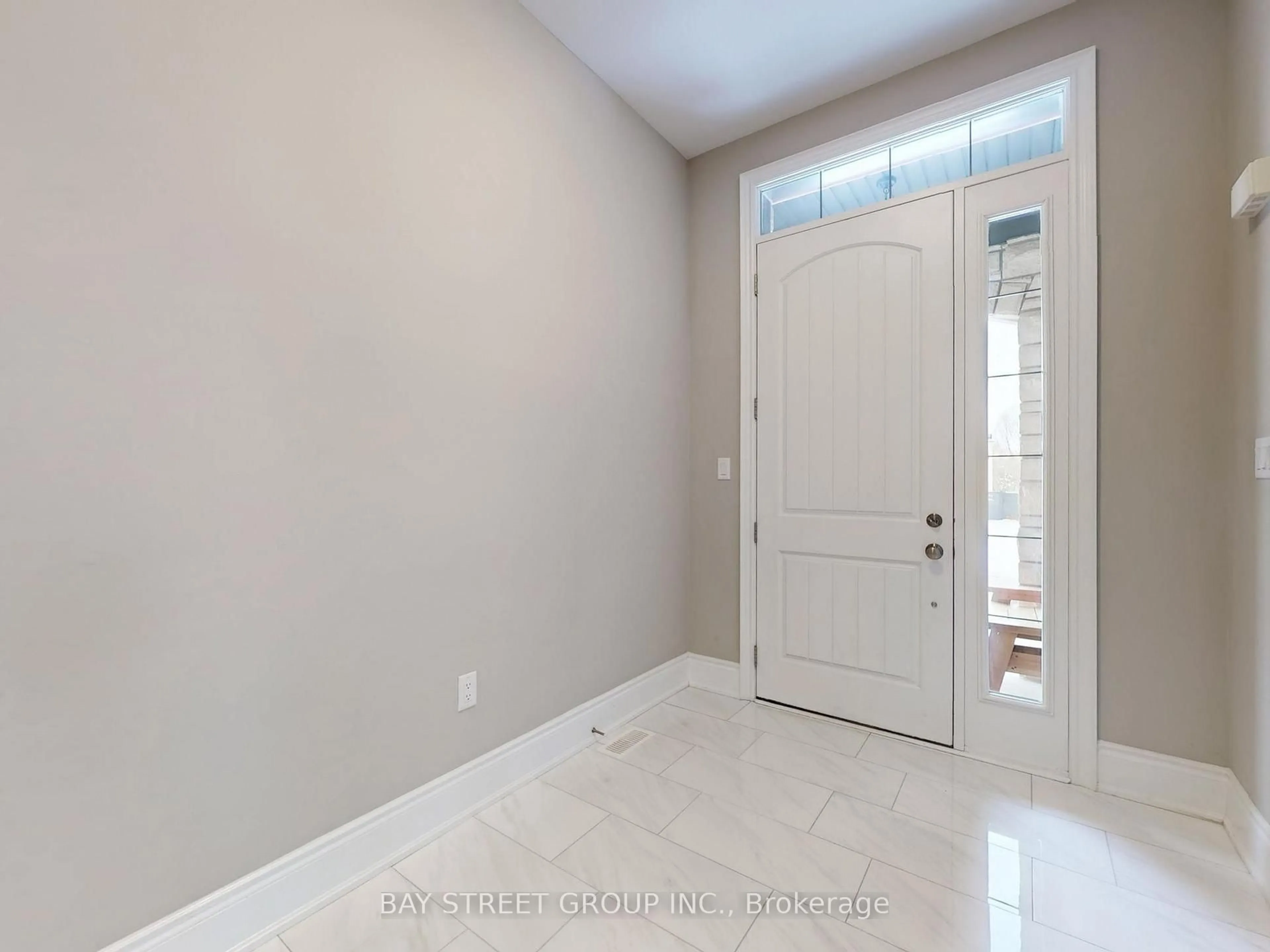 Indoor entryway for 39 Cairns Gate, King Ontario L7B 0P5