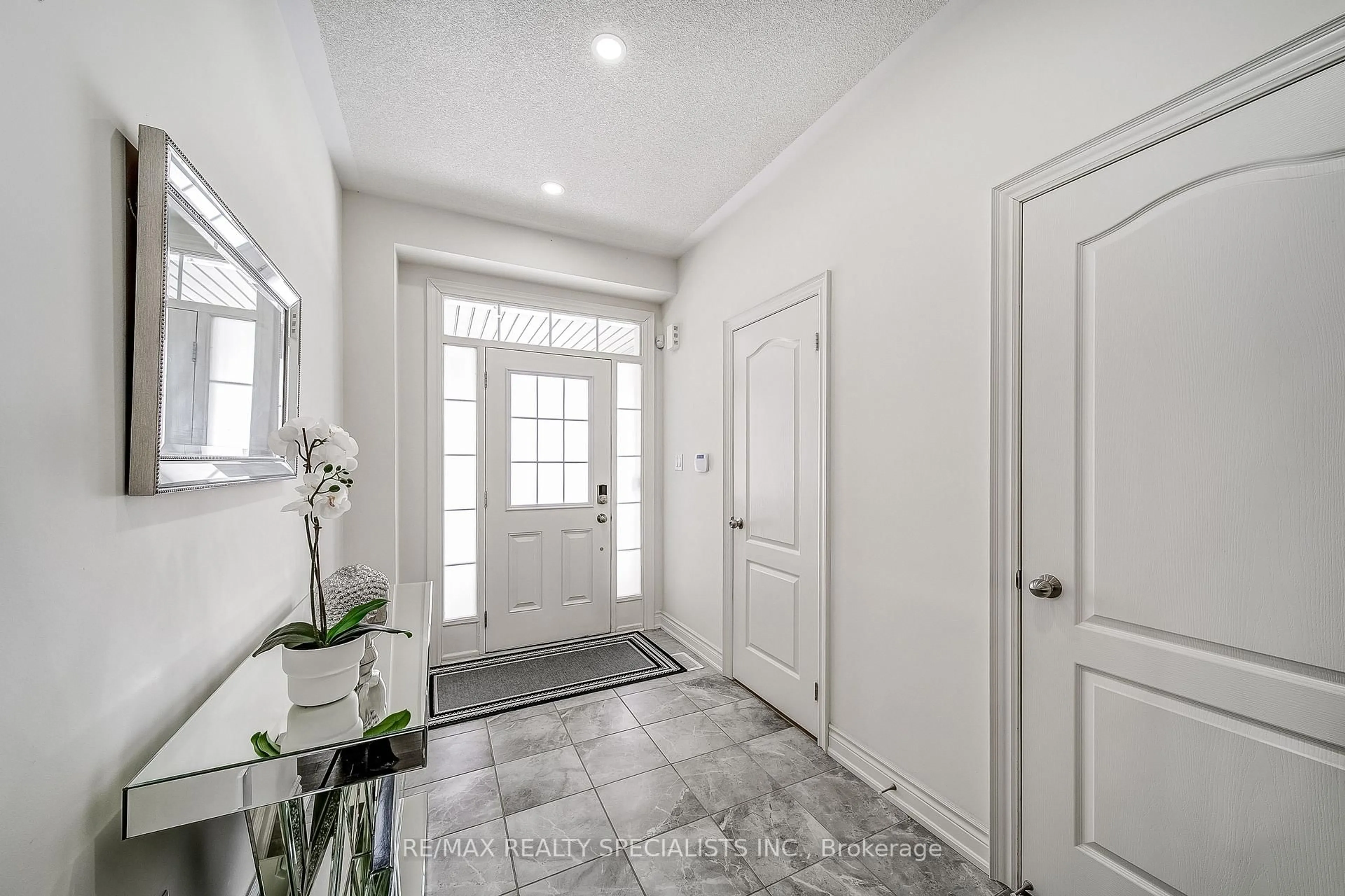 Indoor entryway for 807 Langford Blvd, Bradford West Gwillimbury Ontario L3Z 4H9