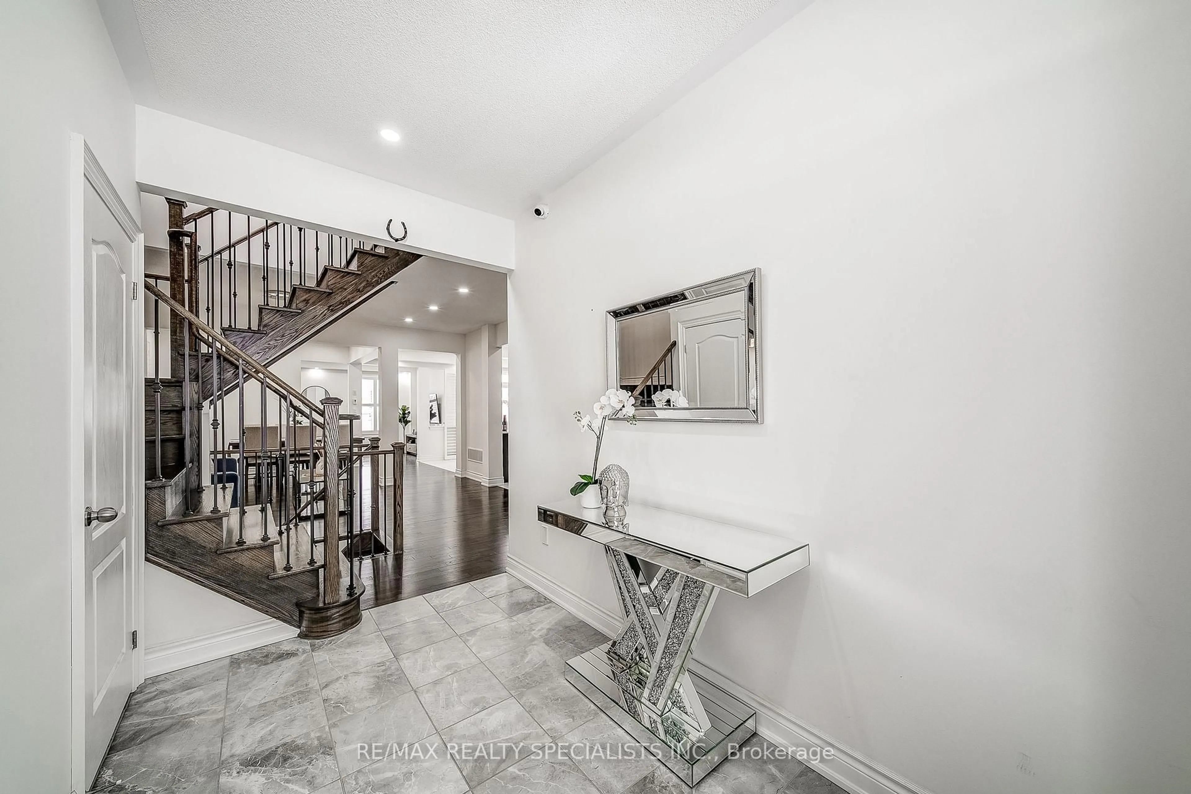 Indoor entryway for 807 Langford Blvd, Bradford West Gwillimbury Ontario L3Z 4H9
