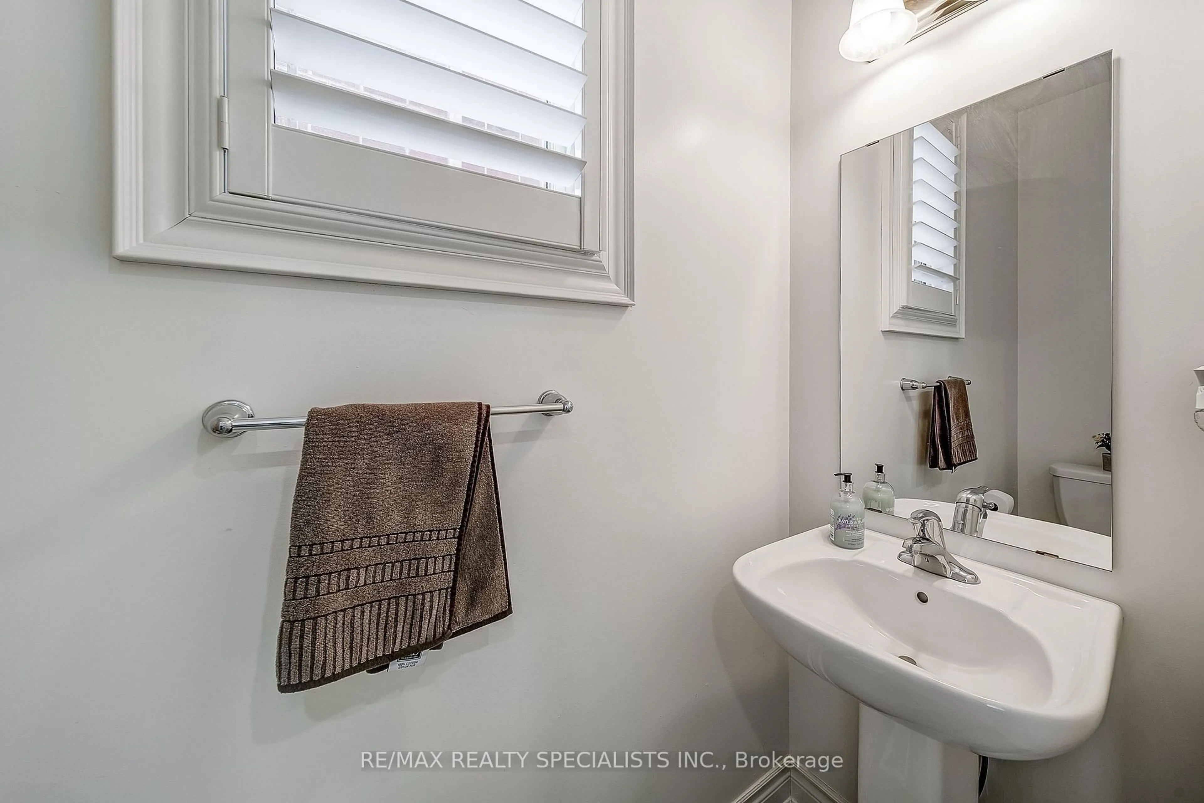 Standard bathroom, ceramic/tile floor for 807 Langford Blvd, Bradford West Gwillimbury Ontario L3Z 4H9