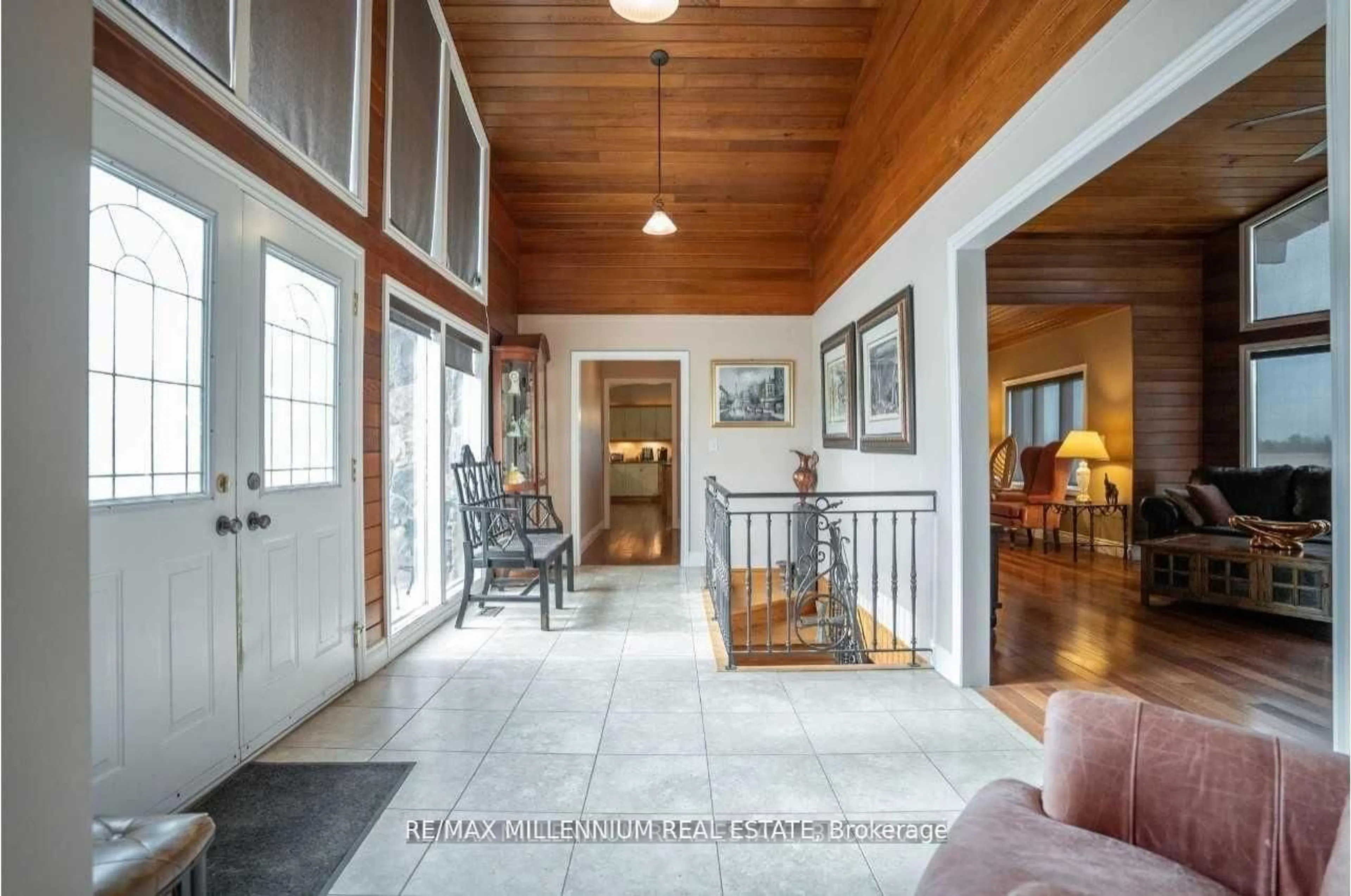 Indoor foyer for 8078 Highway 9, New Tecumseth Ontario L0G 1W0