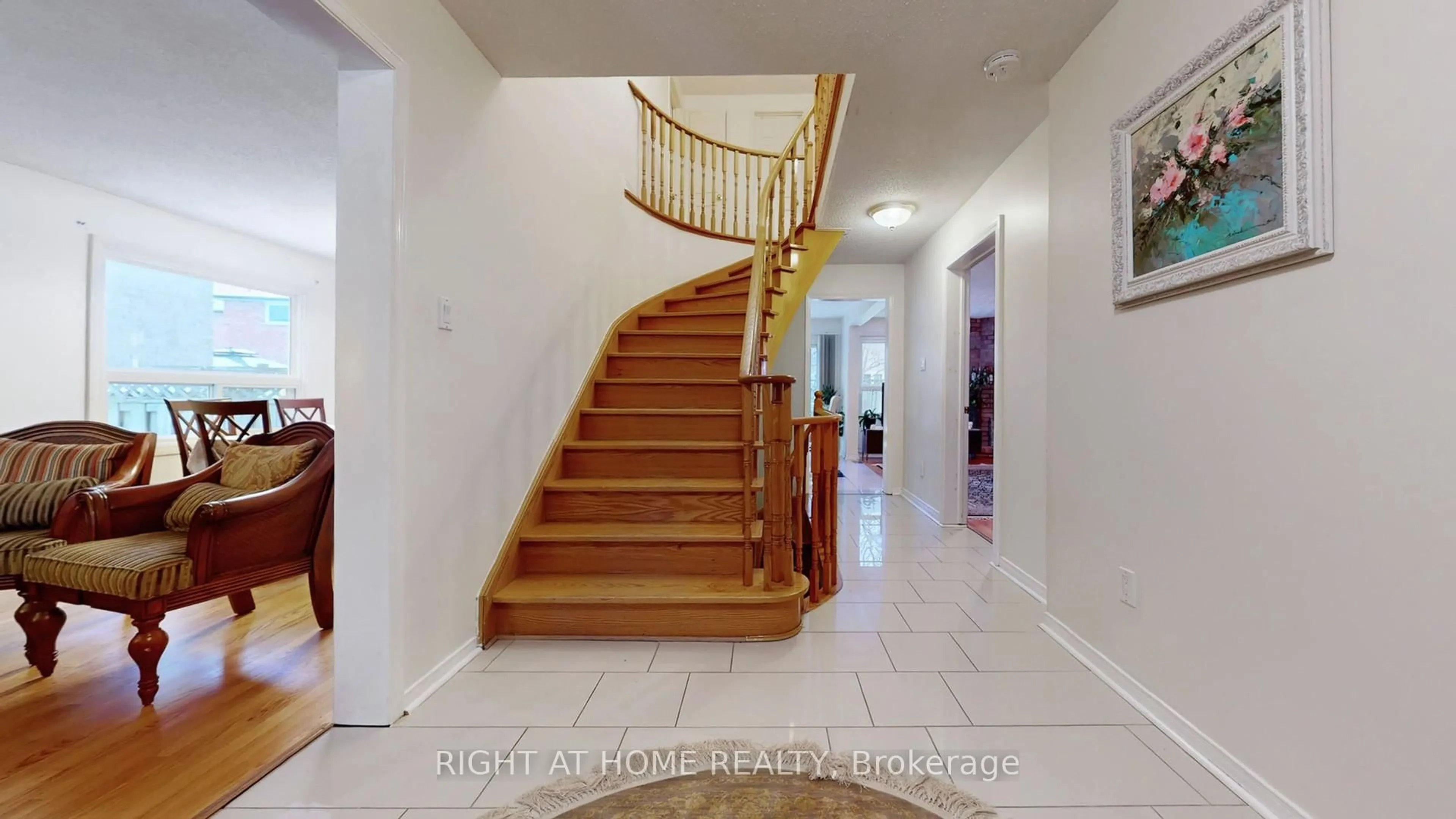 Indoor foyer for 86 Weldrick Rd, Richmond Hill Ontario L4T 8T7