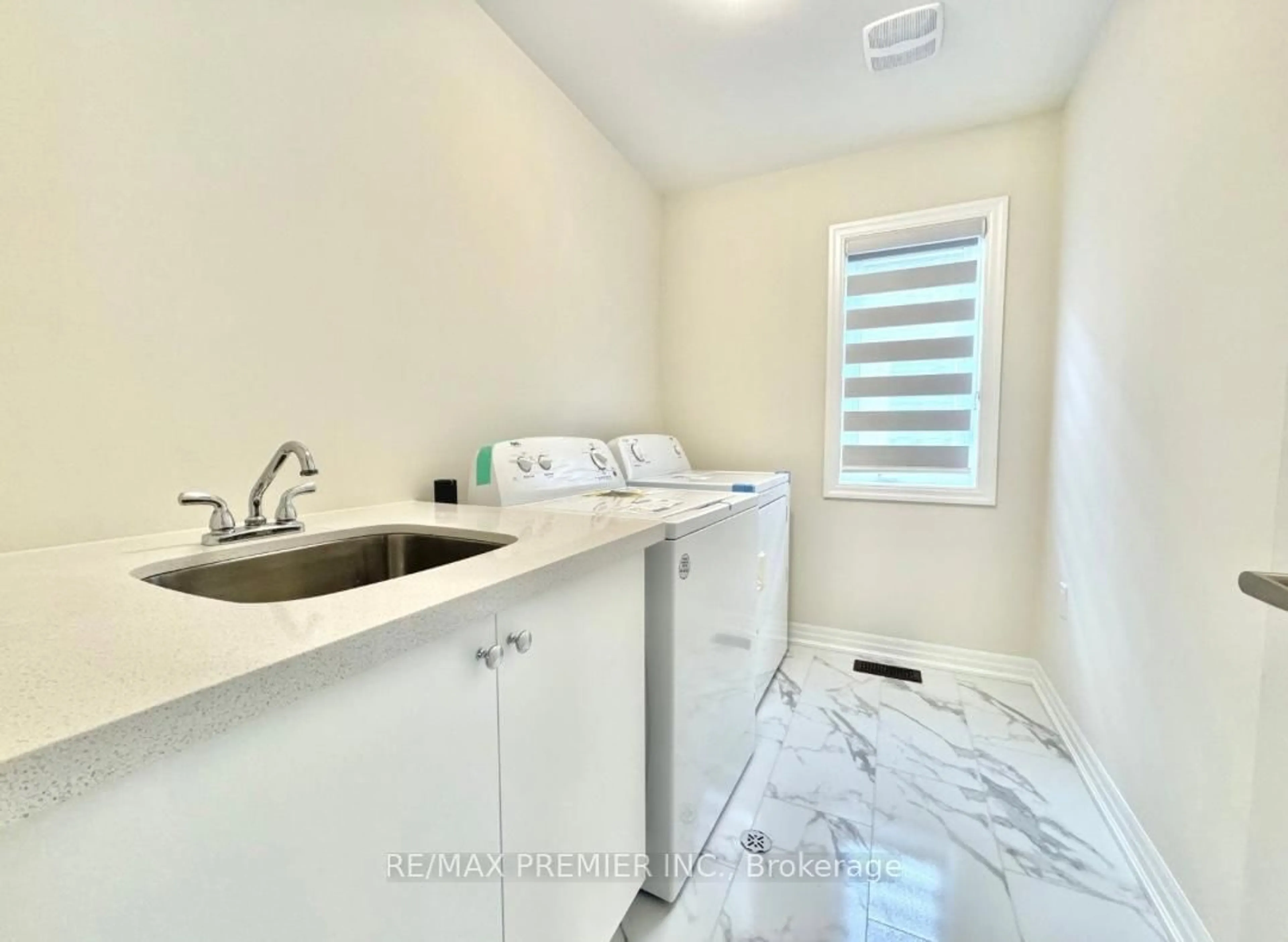 Laundry room for 4 Ken Davie Gate, Georgina Ontario L4P 0J5