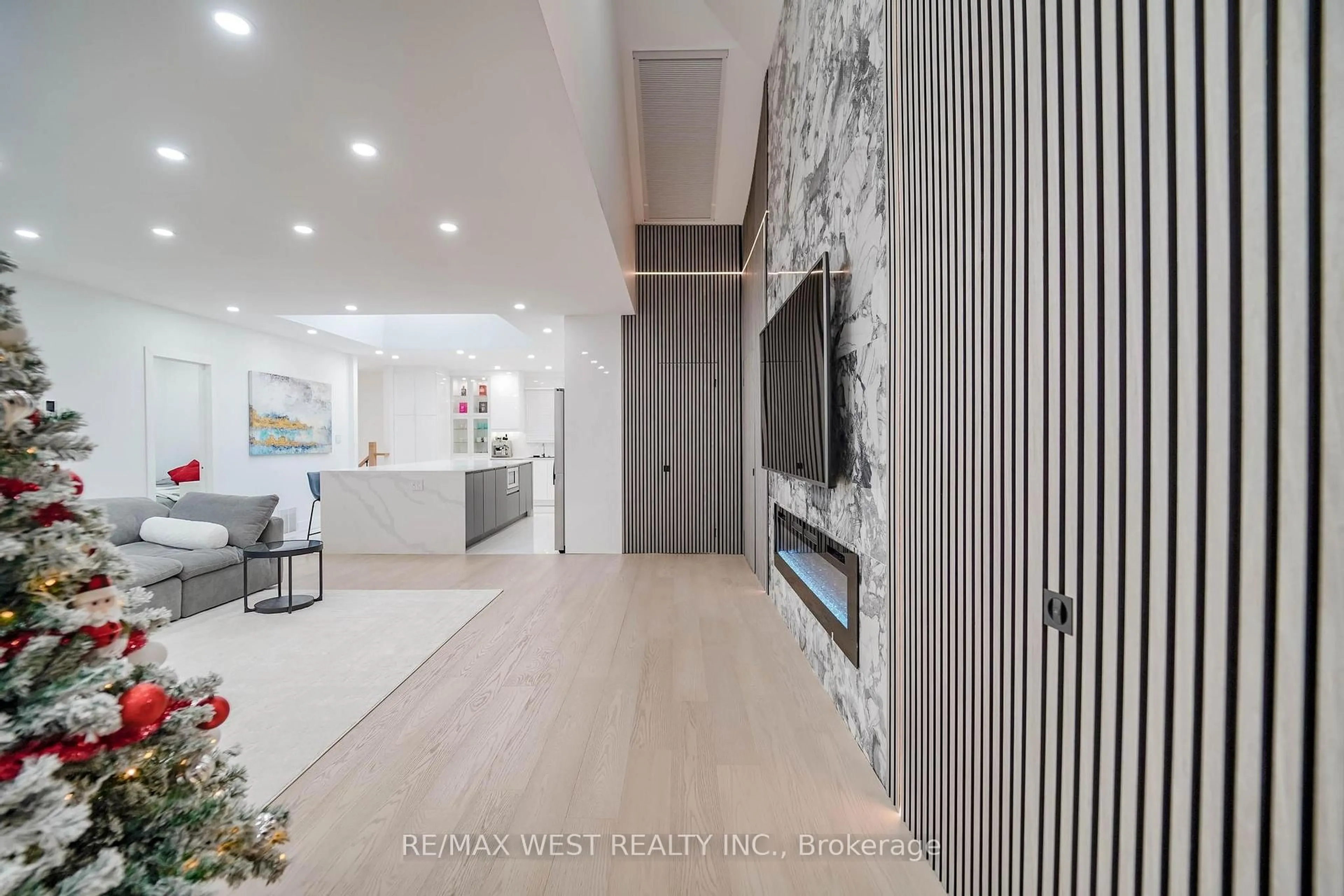 Indoor entryway for 7118 Yonge St, Innisfil Ontario L9S 4P3