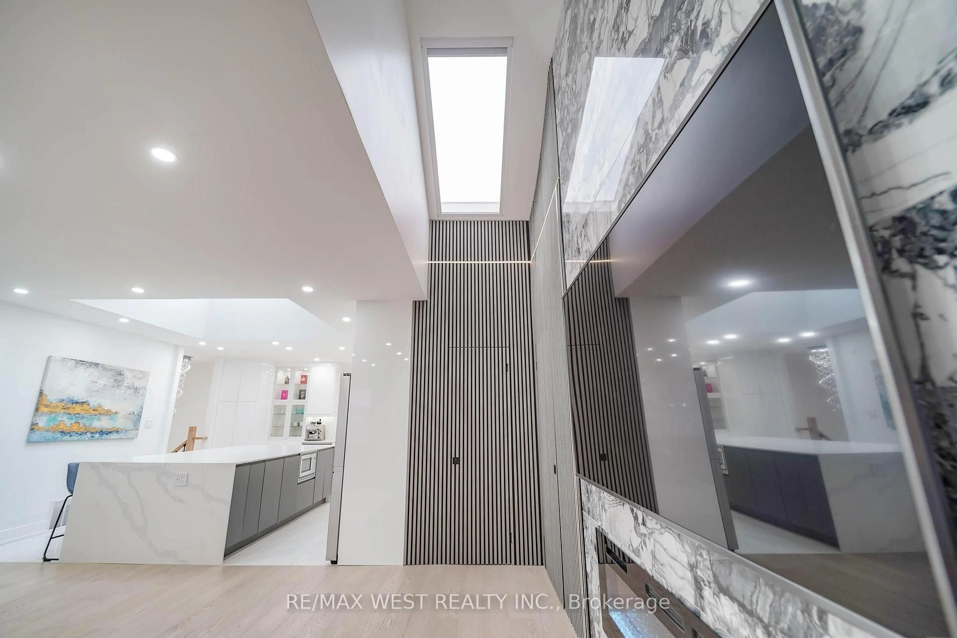 Contemporary bathroom, ceramic/tile floor for 7118 Yonge St, Innisfil Ontario L9S 4P3