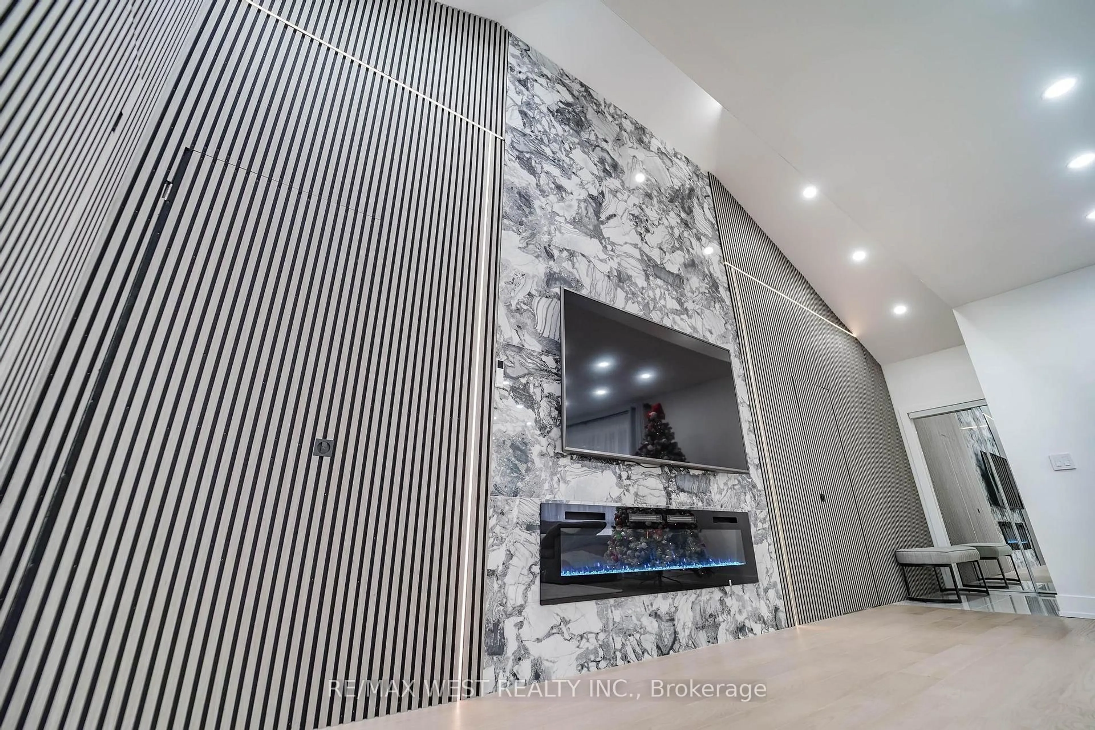 Home theater for 7118 Yonge St, Innisfil Ontario L9S 4P3