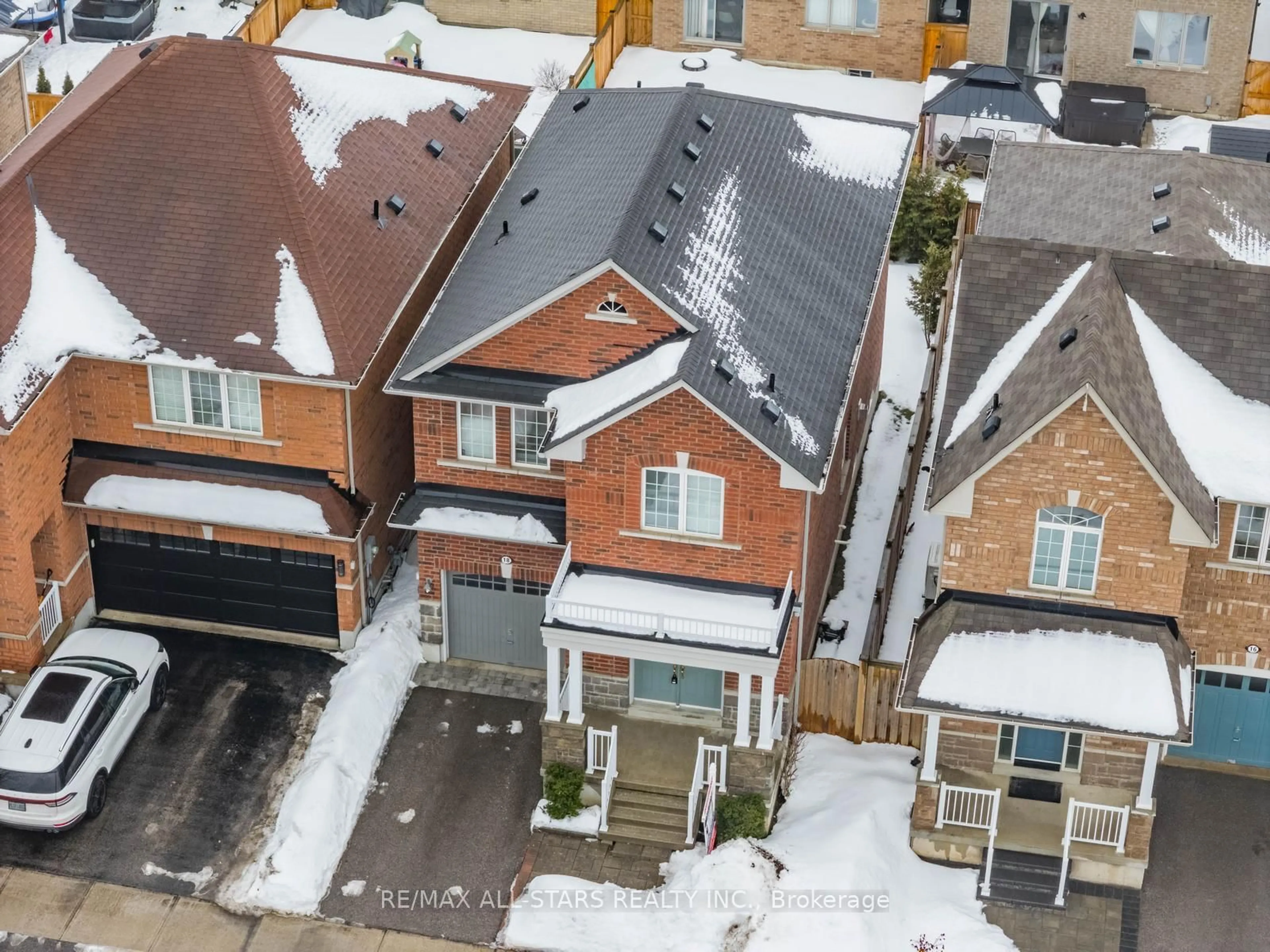 A pic from outside/outdoor area/front of a property/back of a property/a pic from drone, street for 18 Jonas Millway, Whitchurch-Stouffville Ontario L4A 0M4