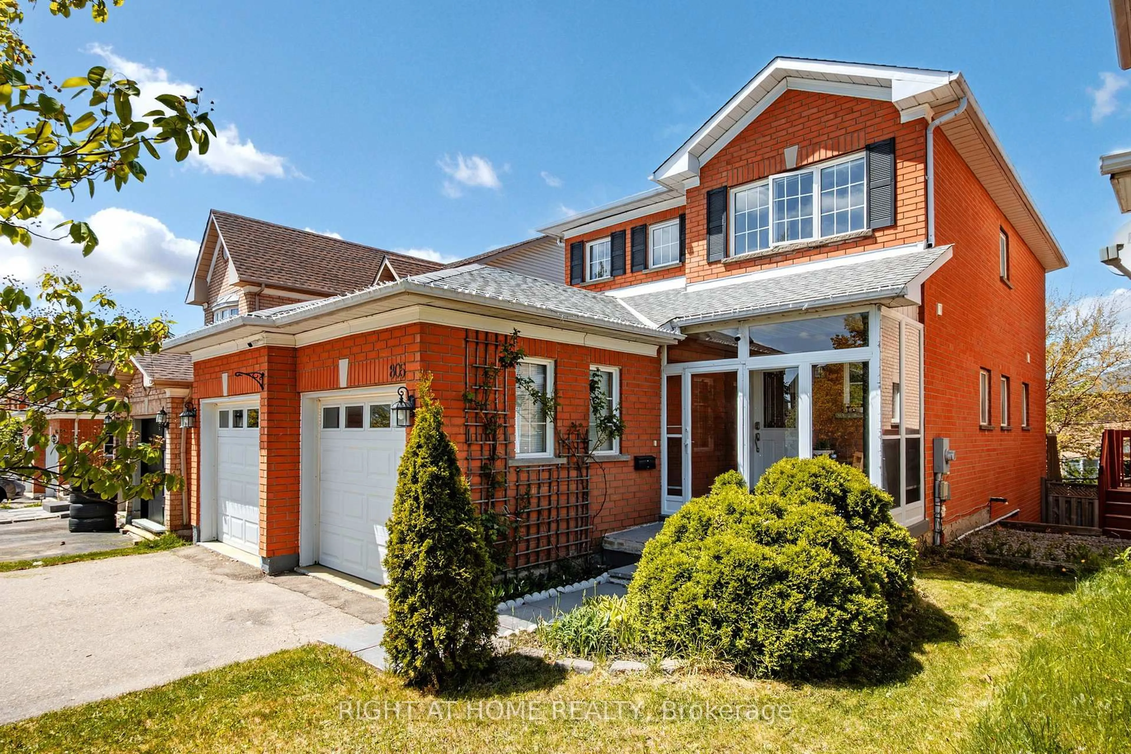 Home with brick exterior material, street for 805 Stonehaven Ave, Newmarket Ontario L3X 2K3